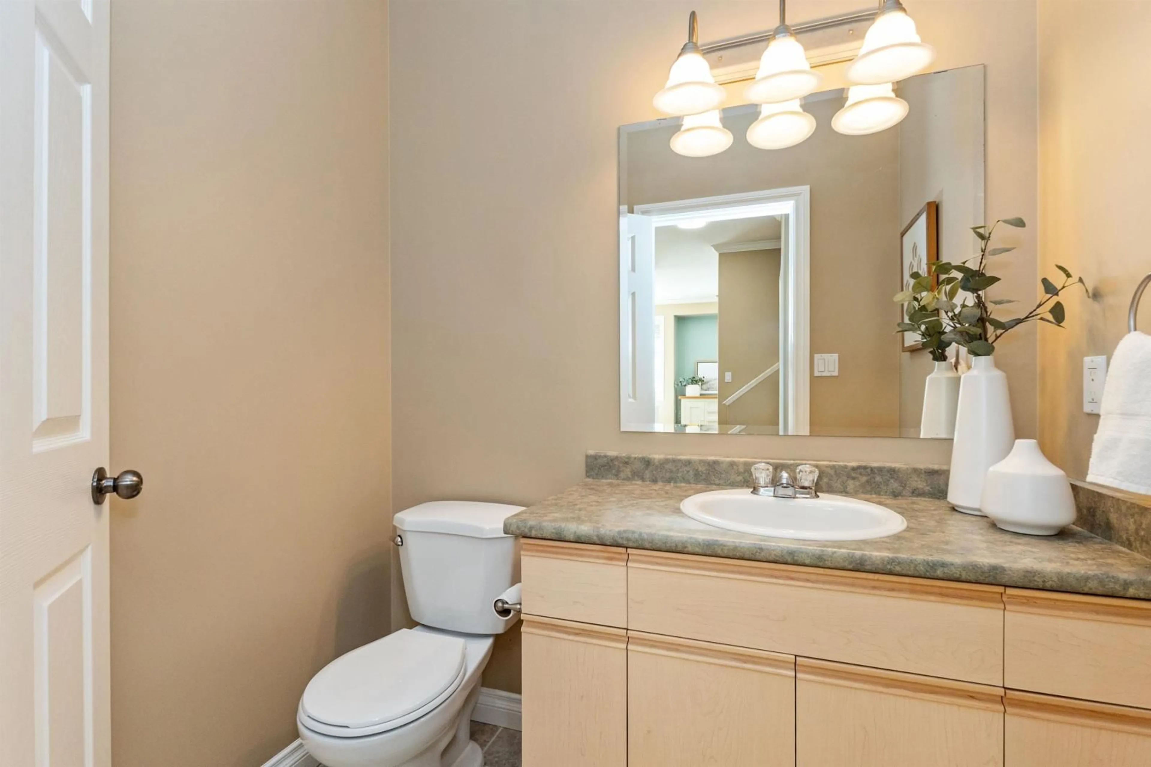 Standard bathroom, ceramic/tile floor for 10 7360 SUNSHINE DRIVE|Sardis West Vedde, Chilliwack British Columbia V2R5V7