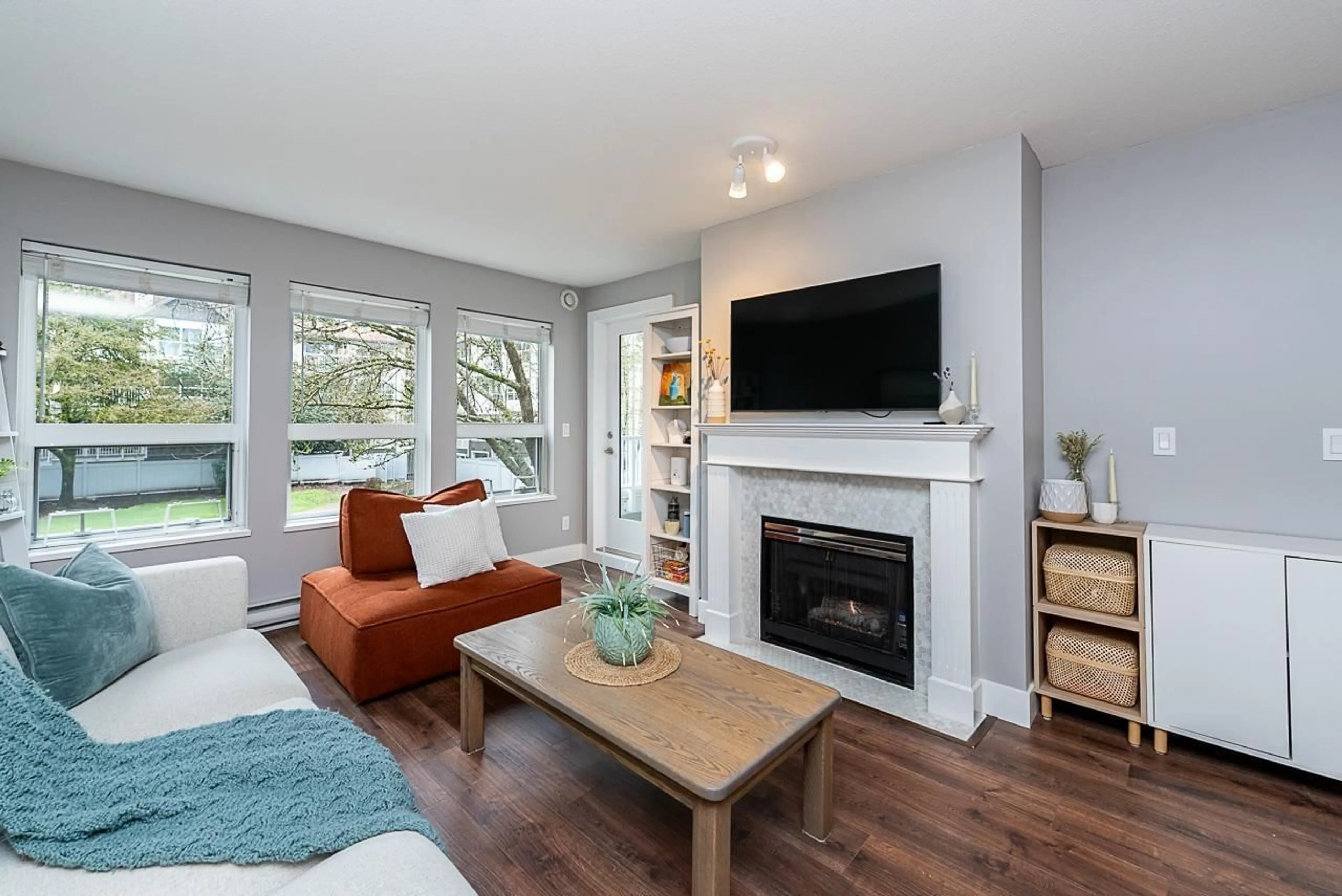 Living room with furniture, wood/laminate floor for 201 9668 148 STREET, Surrey British Columbia V3R0W2