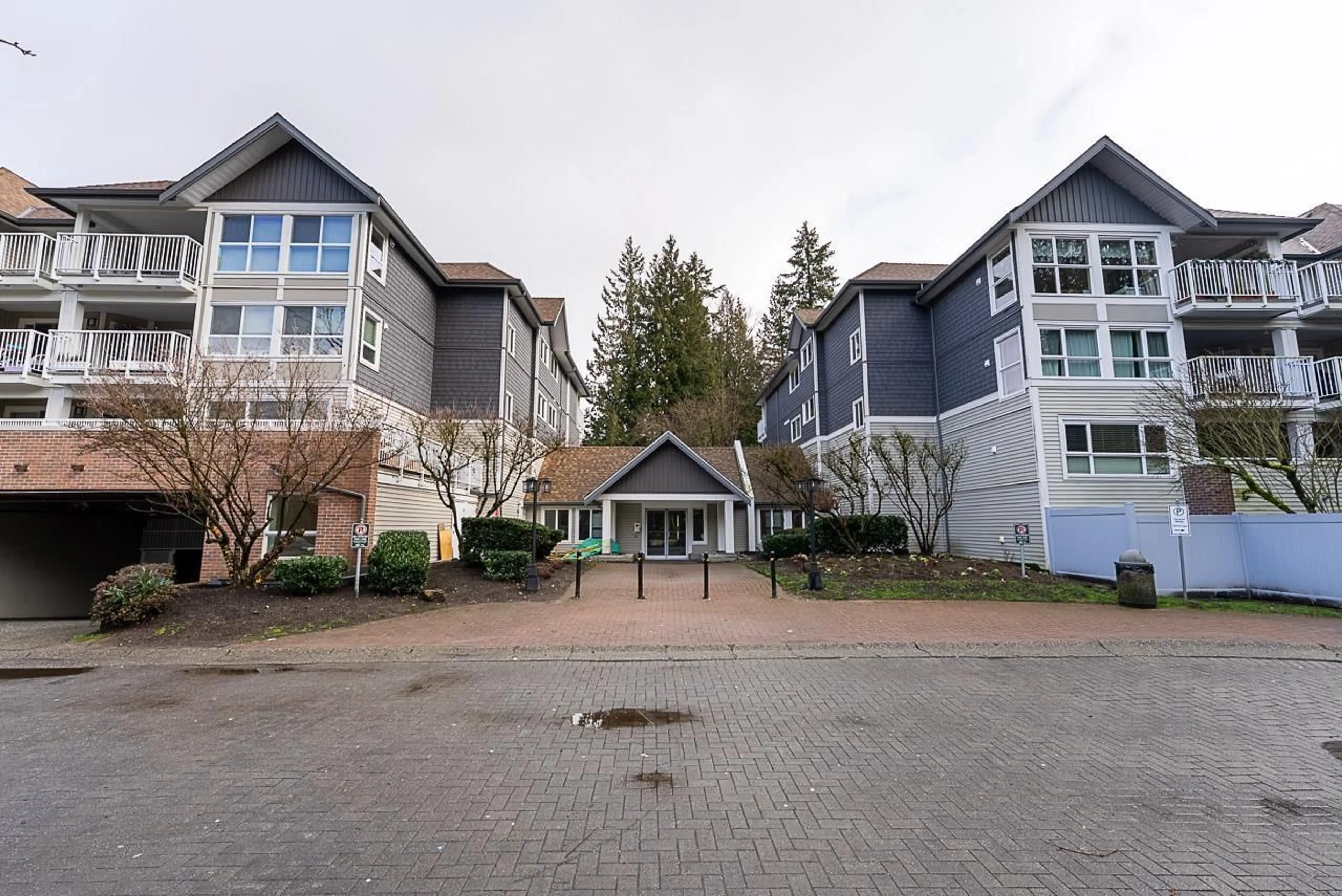 A pic from outside/outdoor area/front of a property/back of a property/a pic from drone, unknown for 201 9668 148 STREET, Surrey British Columbia V3R0W2