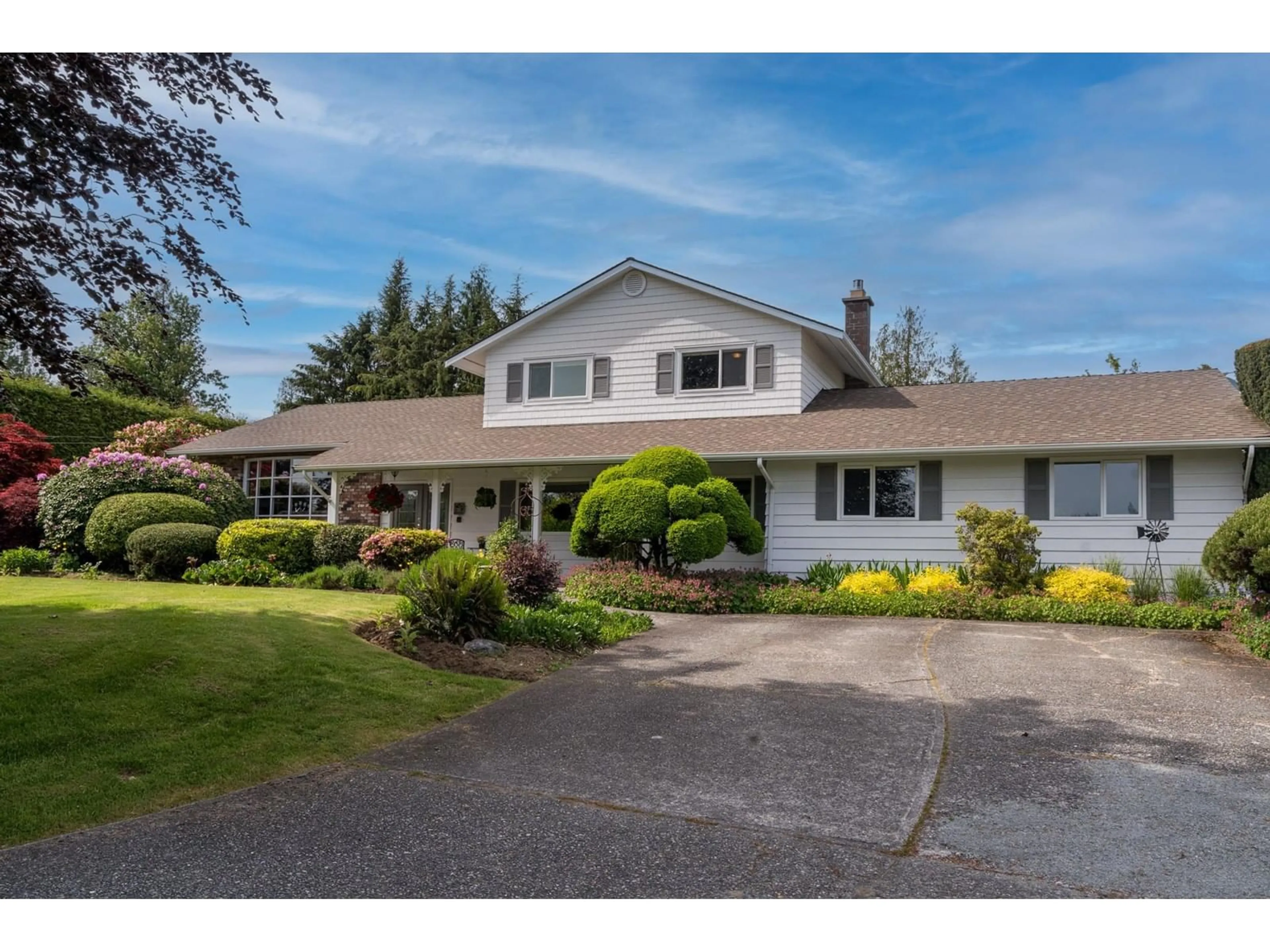 A pic from outside/outdoor area/front of a property/back of a property/a pic from drone, street for 29903 GLENGARRY AVENUE, Abbotsford British Columbia V4X1Z7