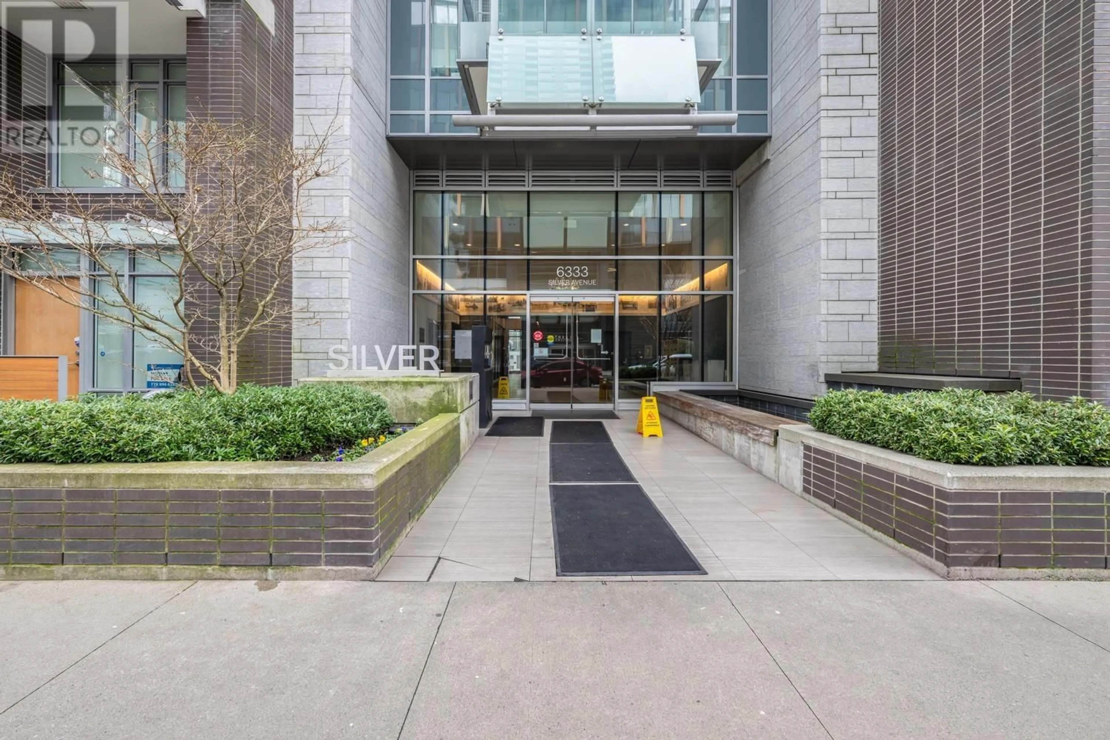 Indoor foyer for 908 6333 SILVER AVENUE, Burnaby British Columbia V5H0C3