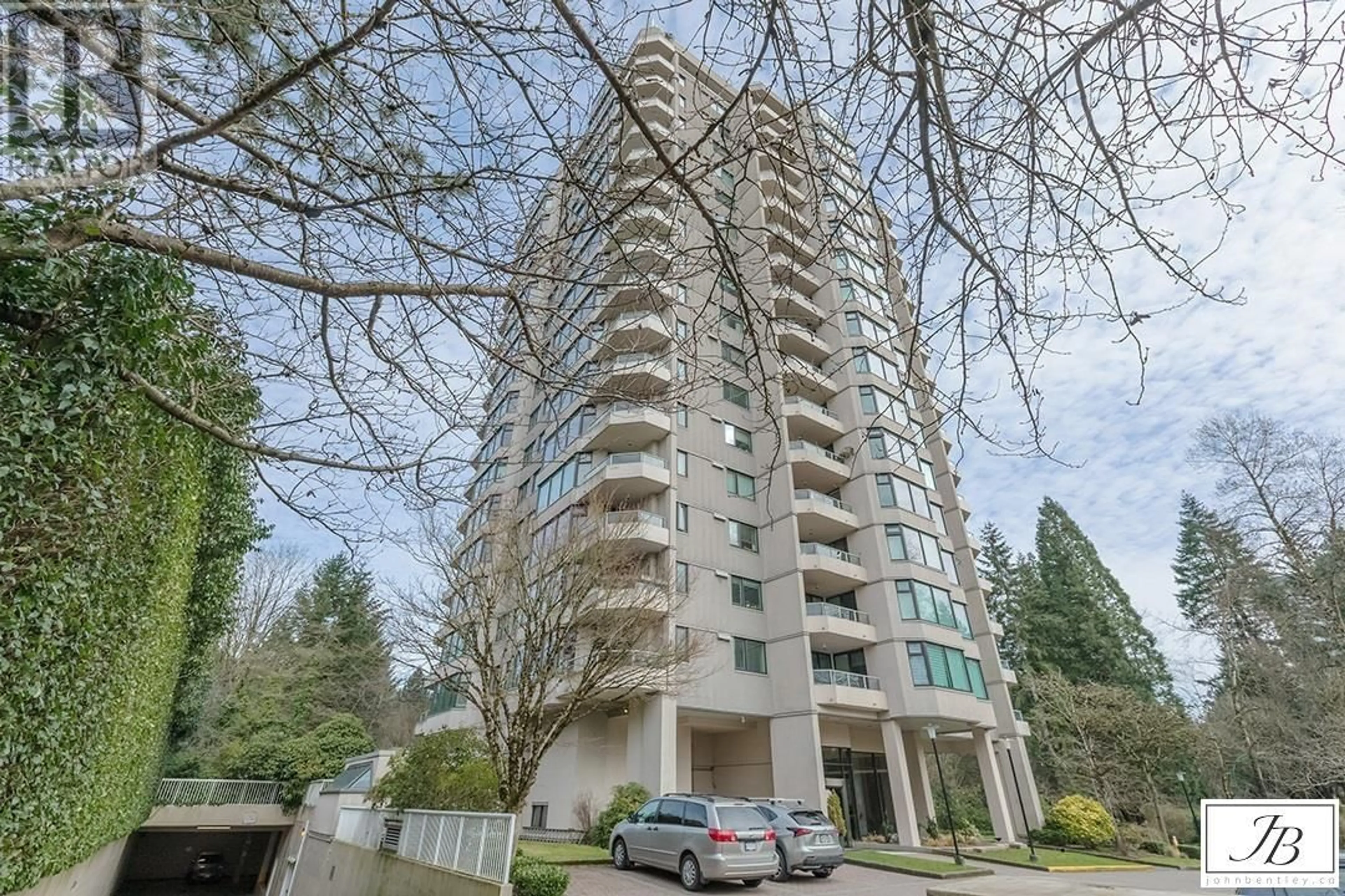 Indoor foyer for 705 7321 HALIFAX STREET, Burnaby British Columbia V5A4R5