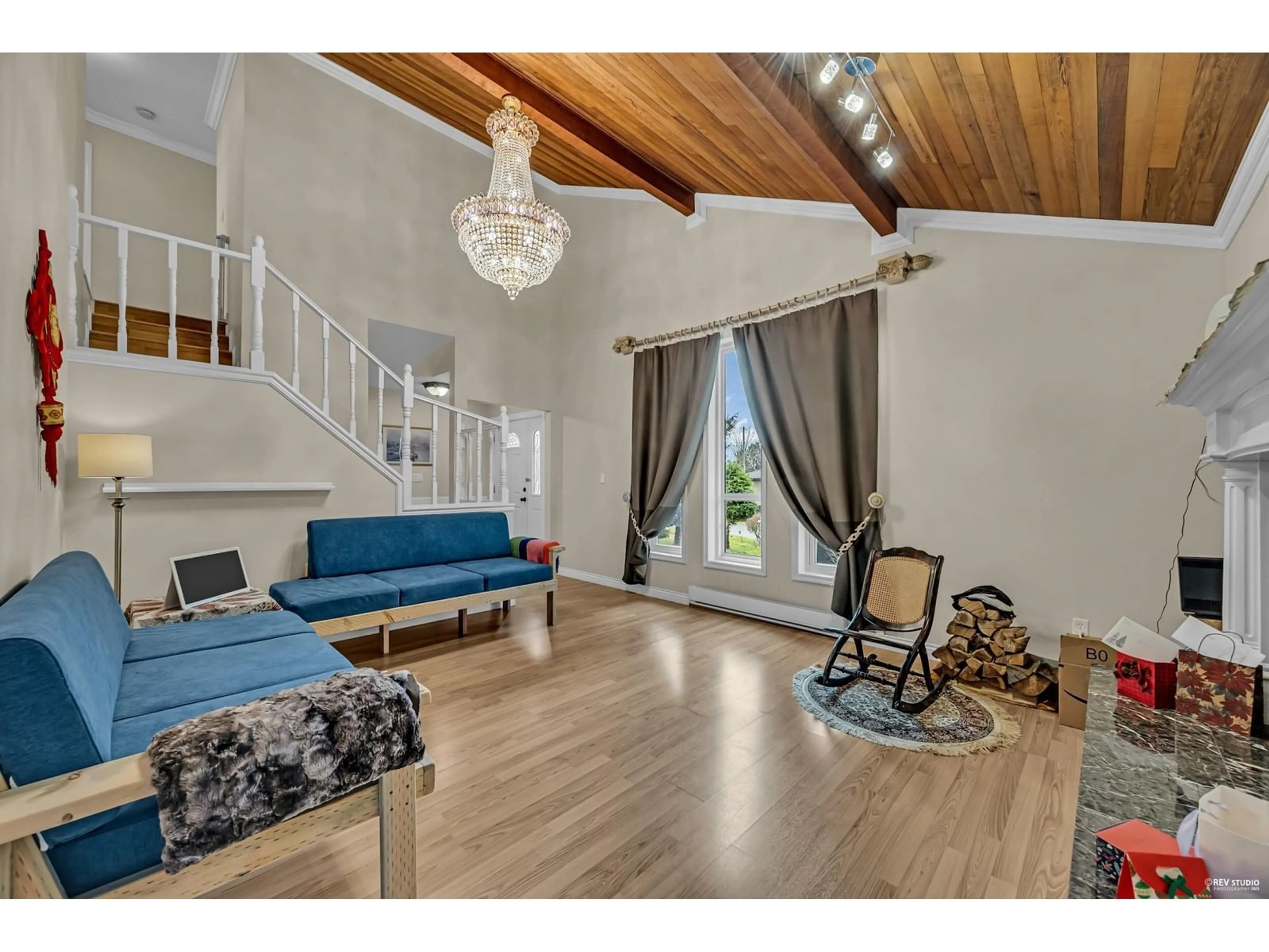 Living room with furniture, wood/laminate floor for 11162 PATRICIA, Delta British Columbia V4C3A4