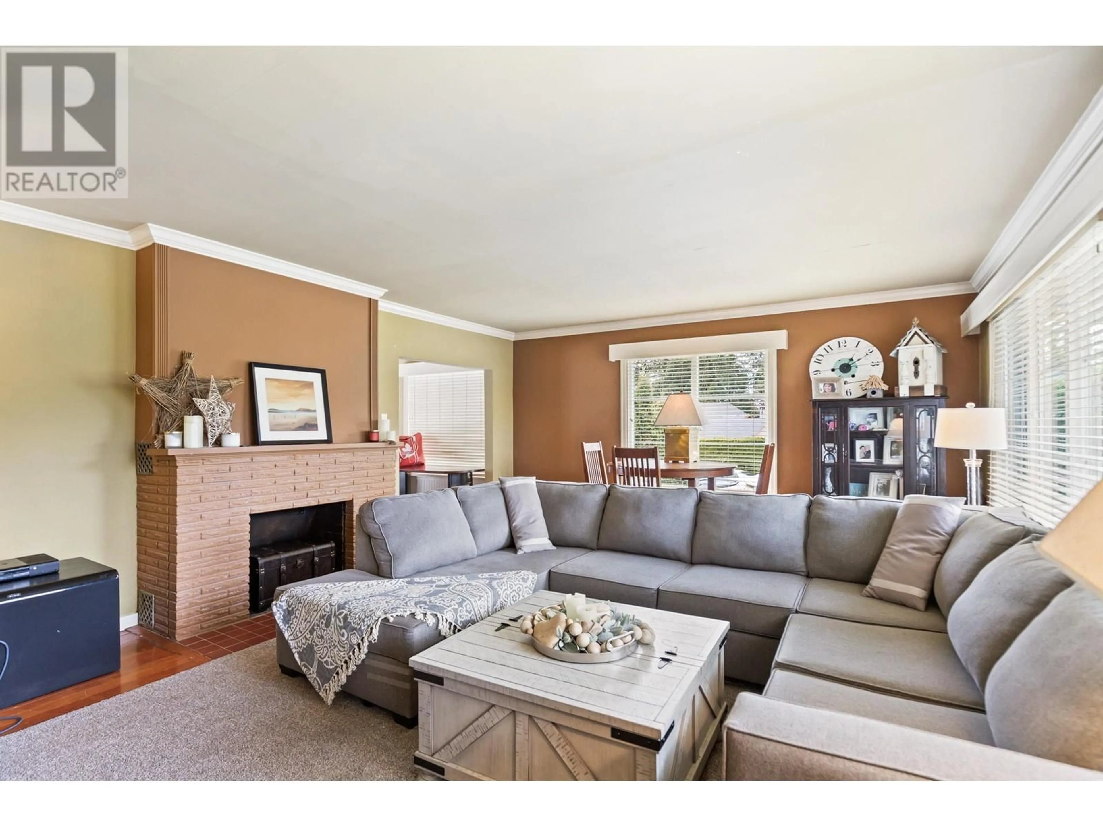 Living room with furniture, wood/laminate floor for 21298 RIVER ROAD, Maple Ridge British Columbia V2X2A9