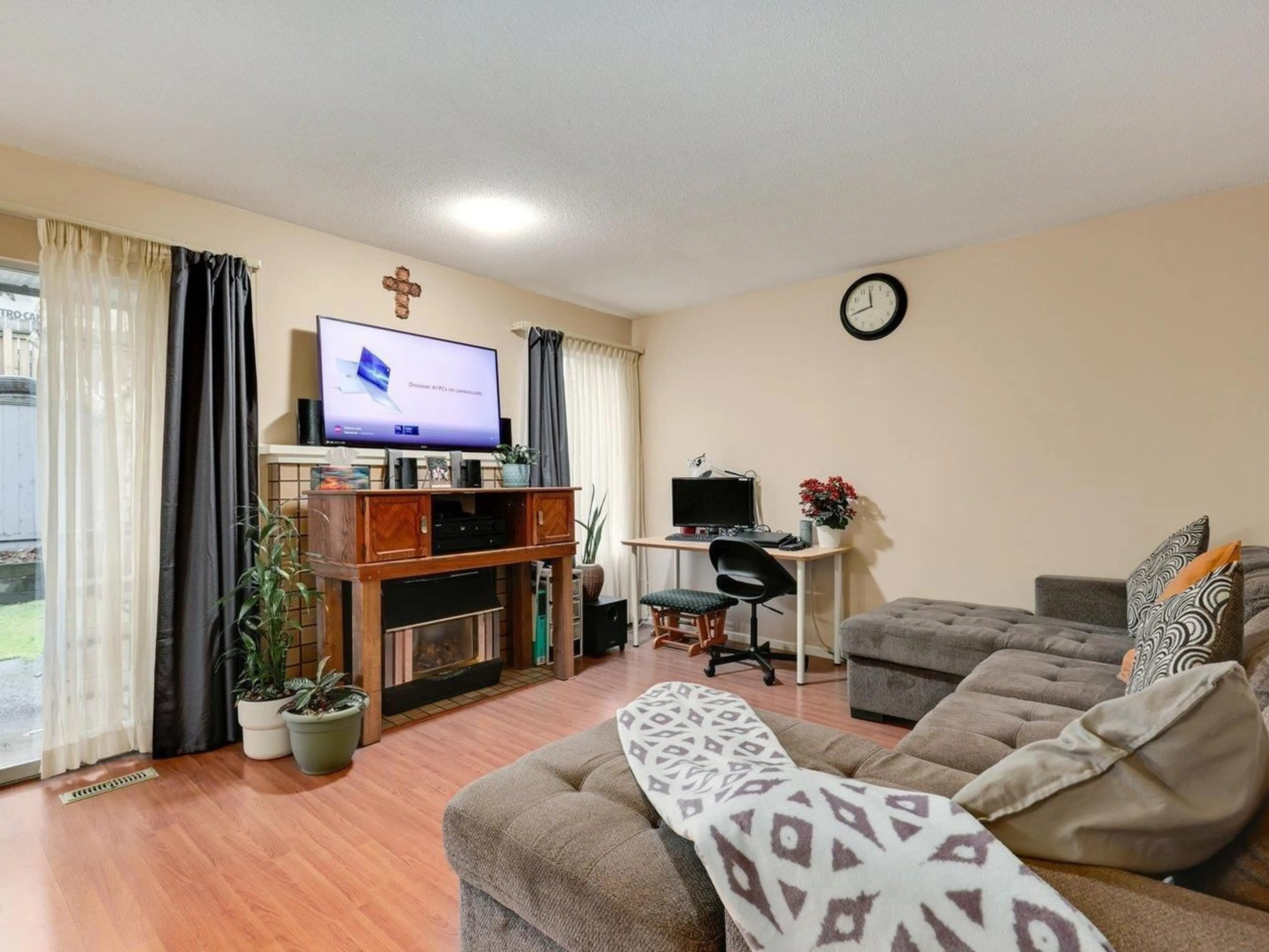 Living room with furniture, wood/laminate floor for 11982 90 AVENUE, Delta British Columbia V4C3H6