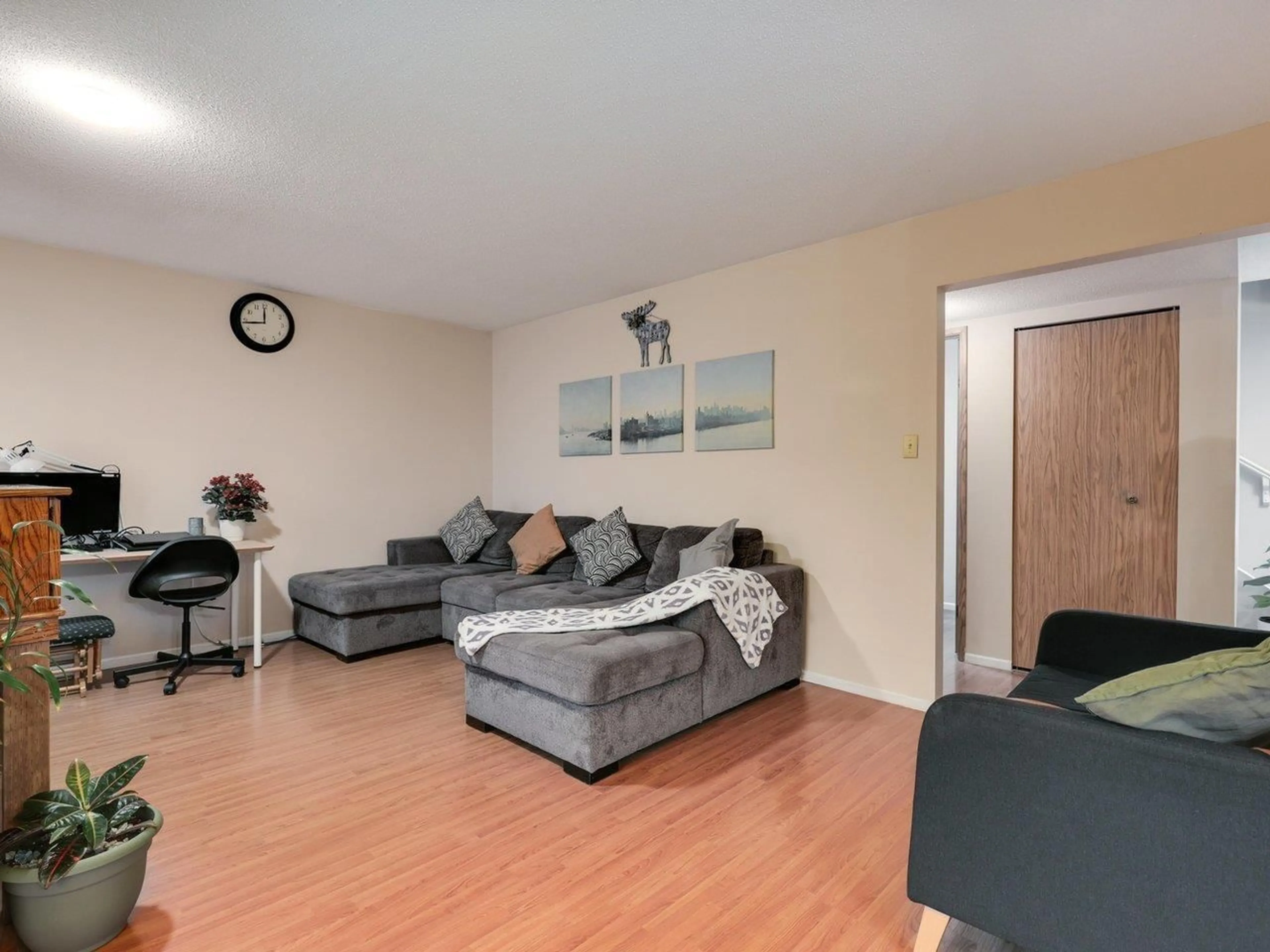 Living room with furniture, wood/laminate floor for 11982 90 AVENUE, Delta British Columbia V4C3H6