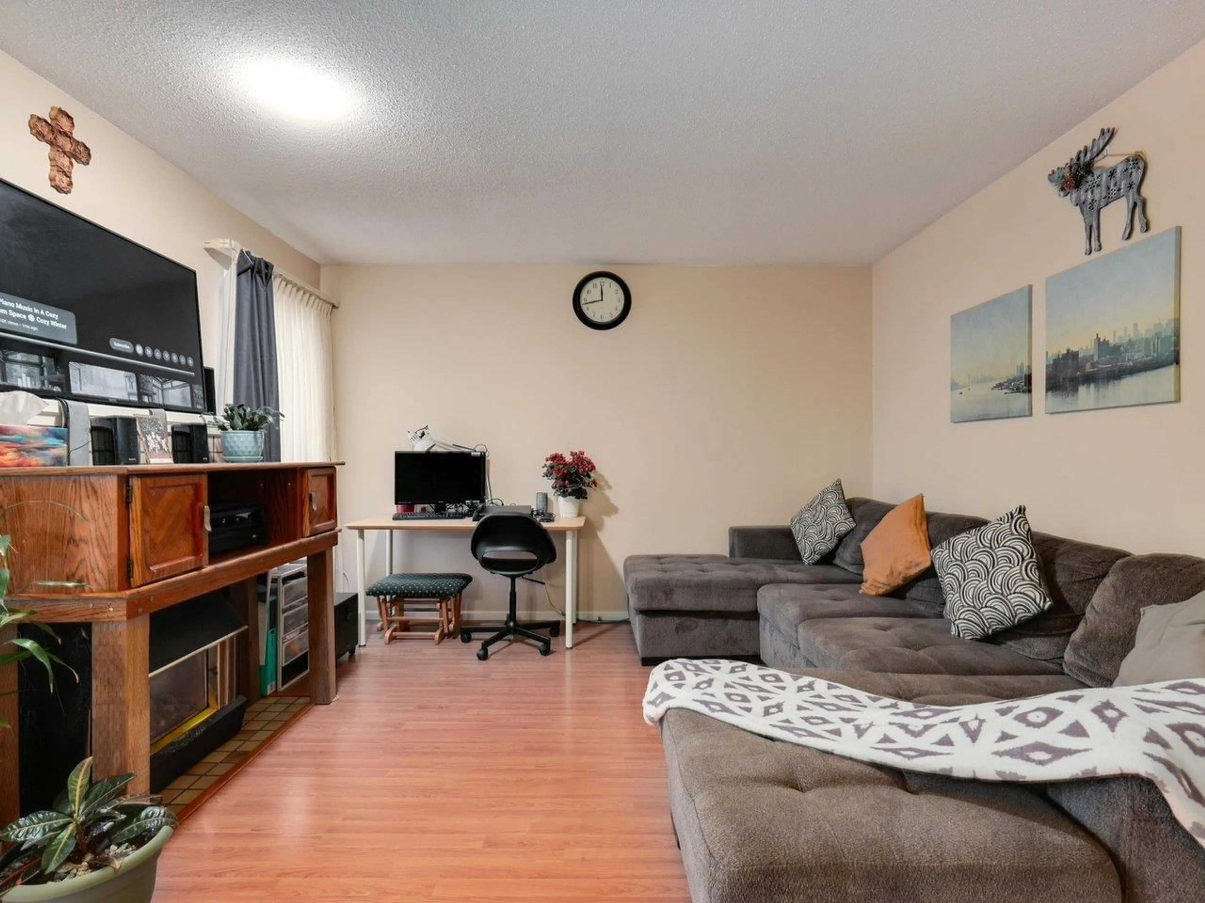 Living room with furniture, wood/laminate floor for 11982 90 AVENUE, Delta British Columbia V4C3H6