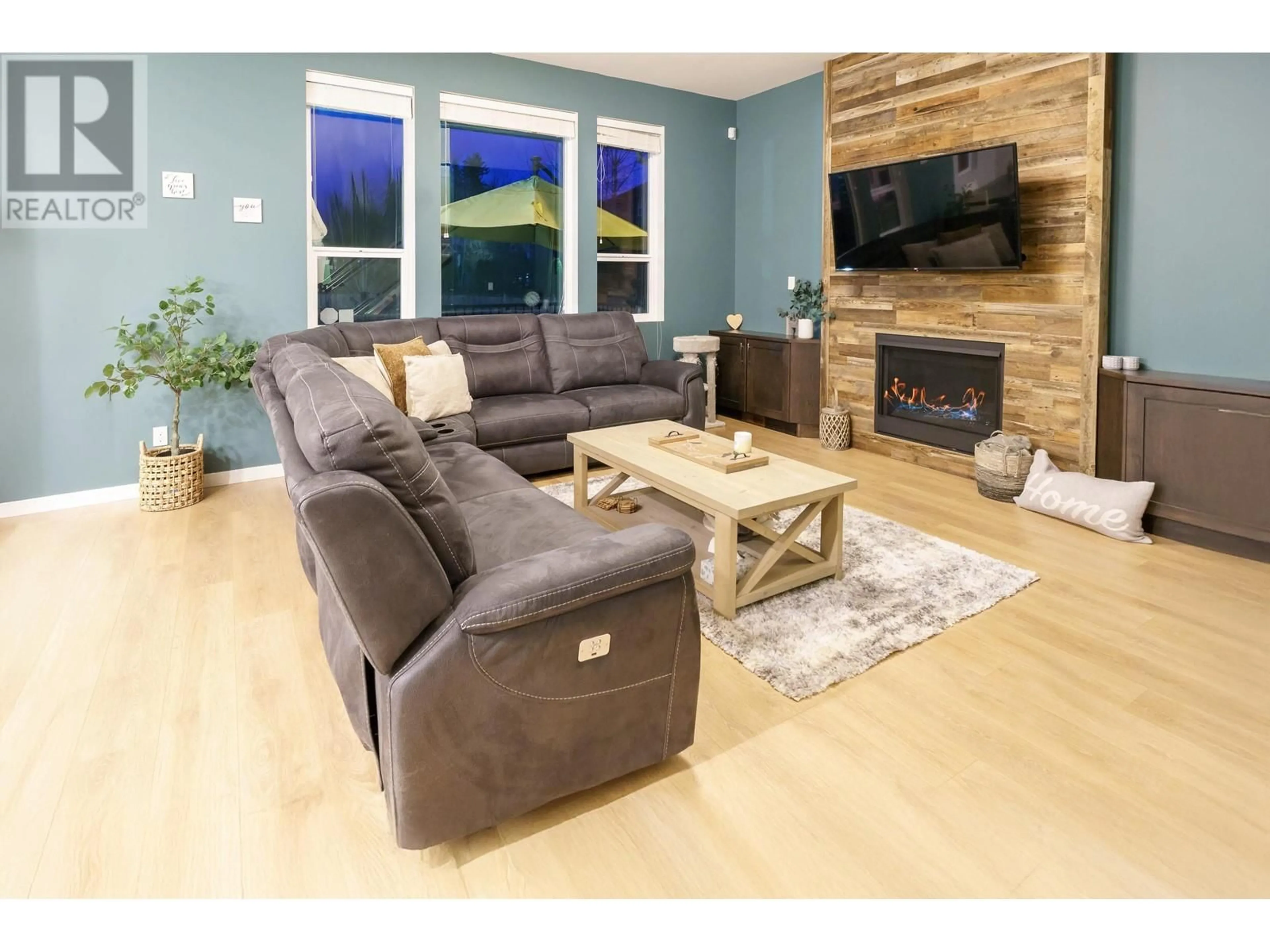 Living room with furniture, wood/laminate floor for 11252 243B STREET, Maple Ridge British Columbia V2W1H5
