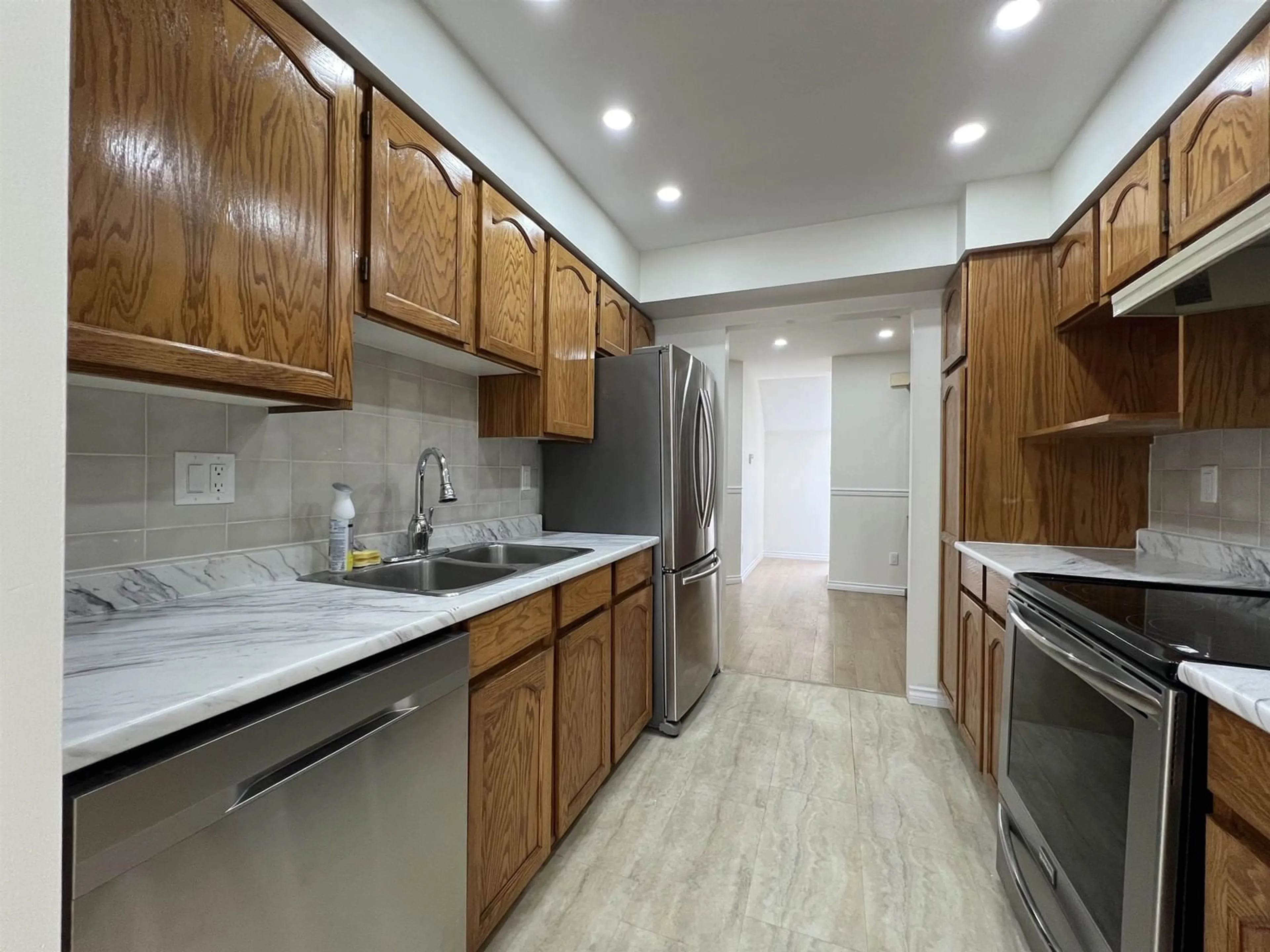 Standard kitchen, unknown for 129 - 13725 72A AVENUE, Surrey British Columbia V3W0S4
