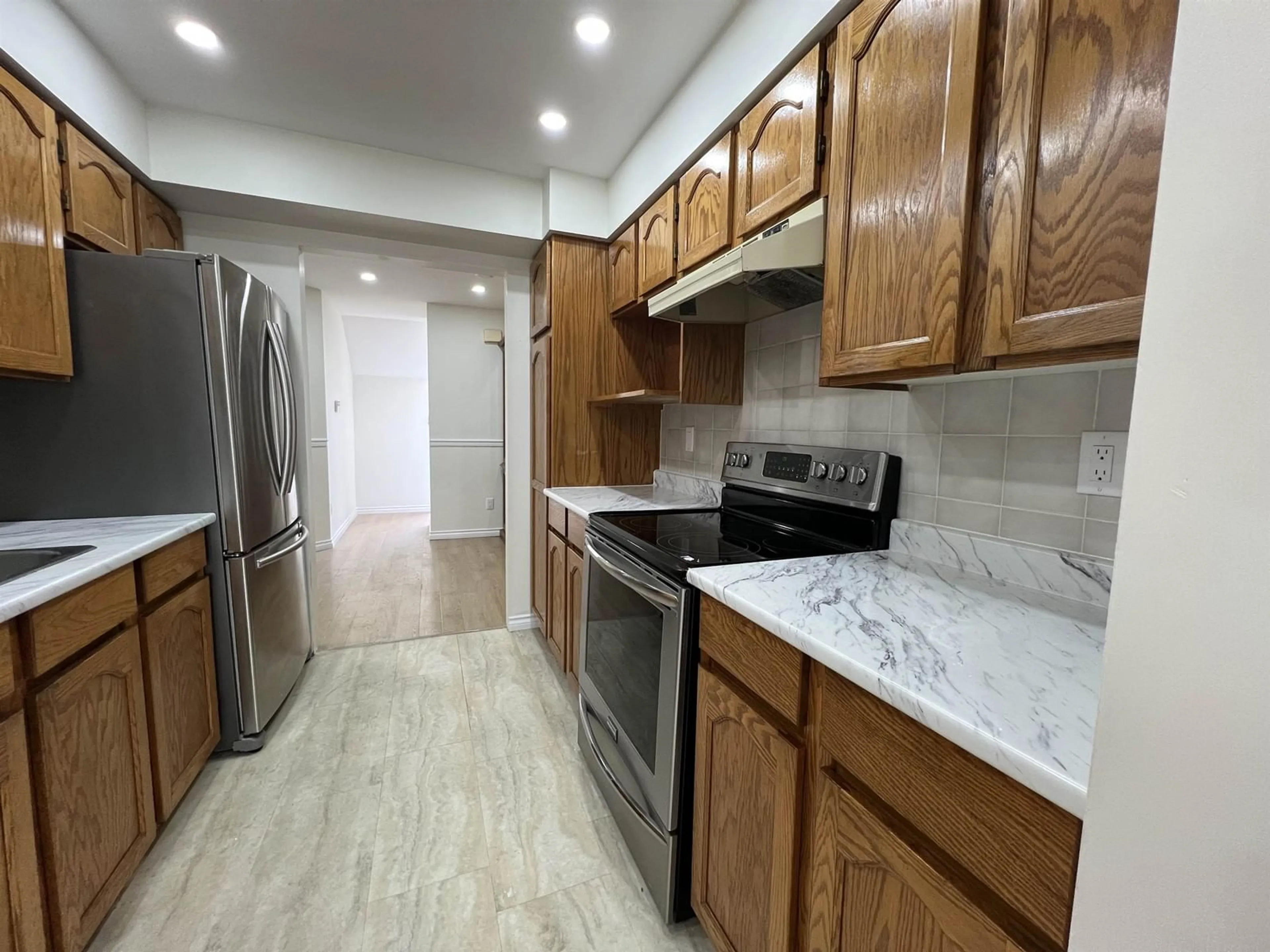 Standard kitchen, ceramic/tile floor for 129 - 13725 72A AVENUE, Surrey British Columbia V3W0S4