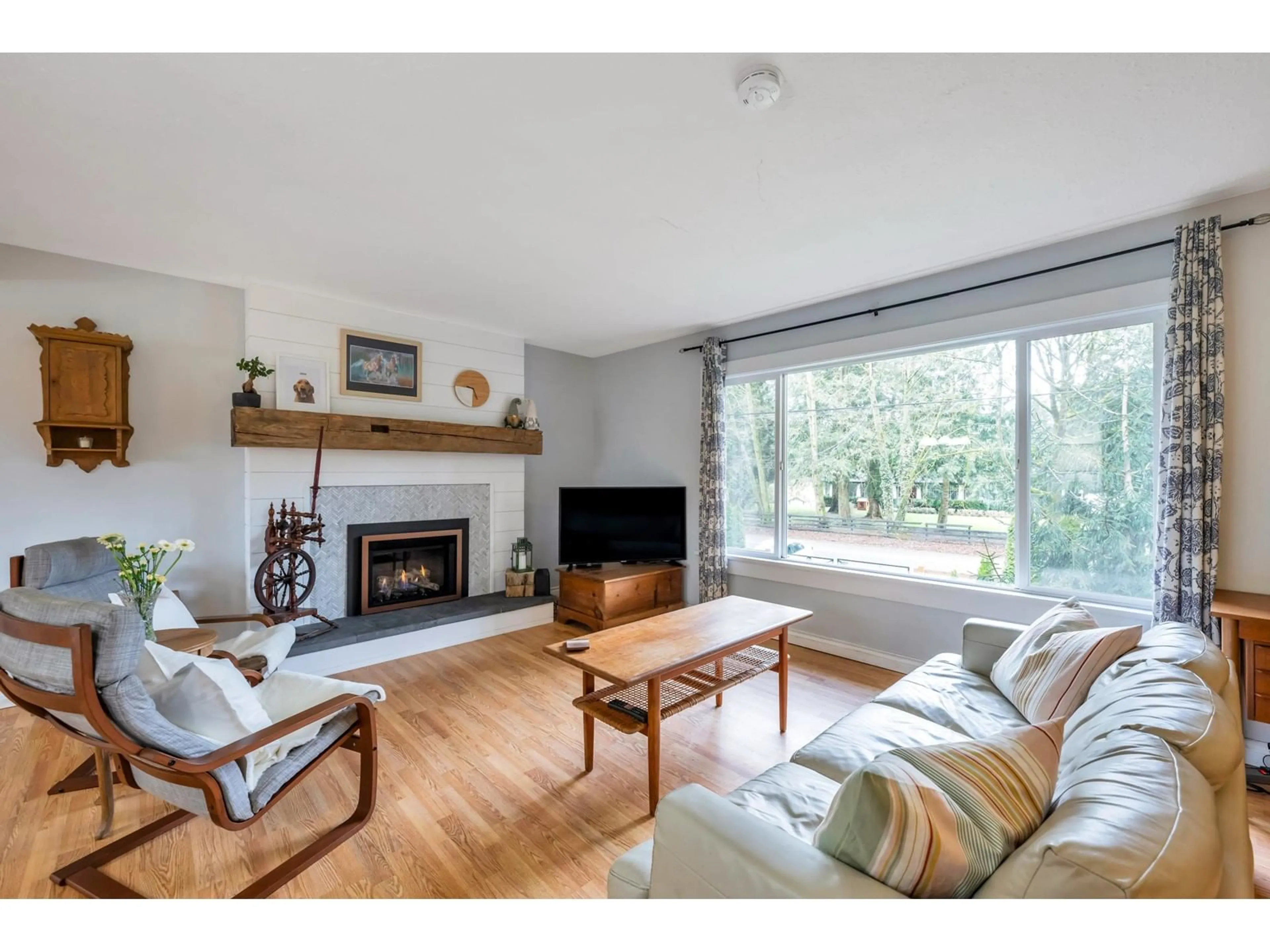 Living room with furniture, wood/laminate floor for 1734 196 STREET, Langley British Columbia V2Z2G4