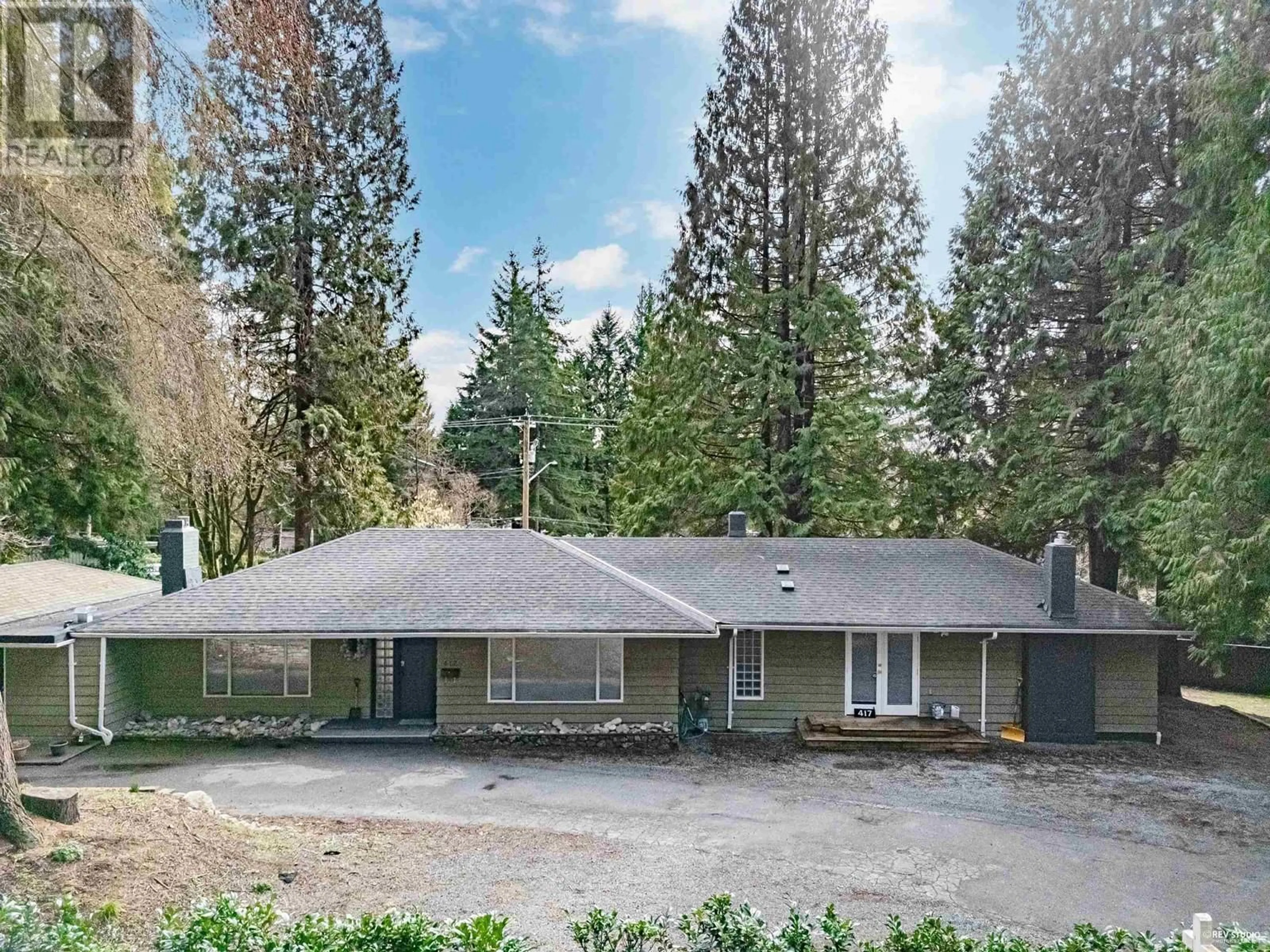 A pic from outside/outdoor area/front of a property/back of a property/a pic from drone, unknown for 417 HADDEN DRIVE, West Vancouver British Columbia V7S1G1