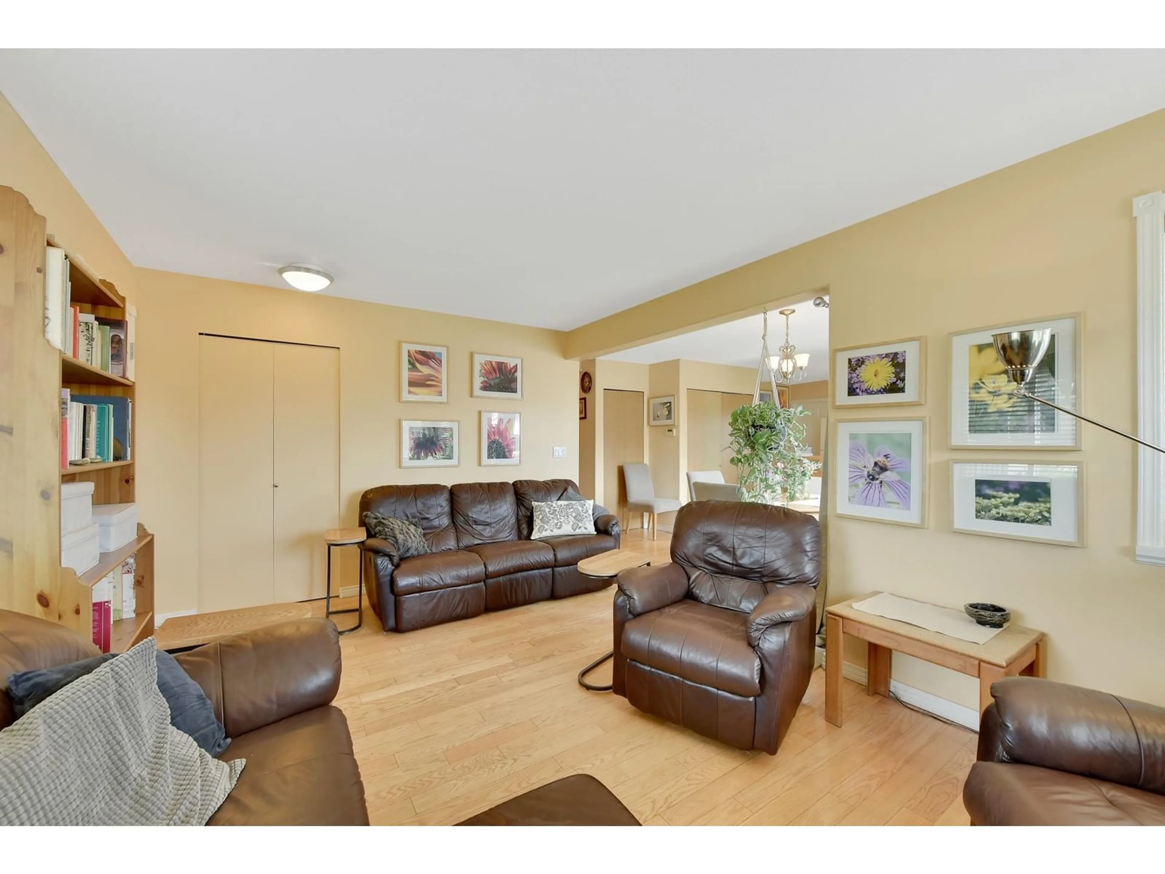 Living room with furniture, unknown for 8956 128ST, Surrey British Columbia V3V5M7