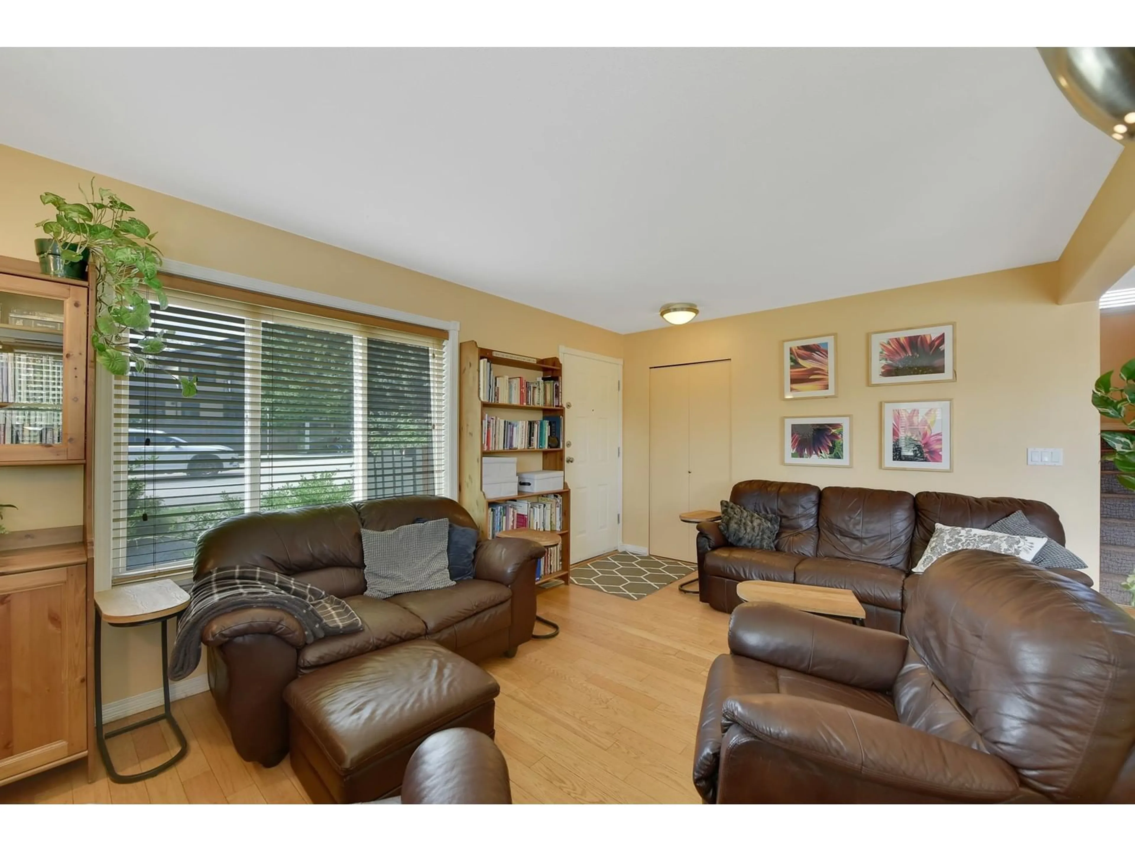 Living room with furniture, wood/laminate floor for 8956 128ST, Surrey British Columbia V3V5M7