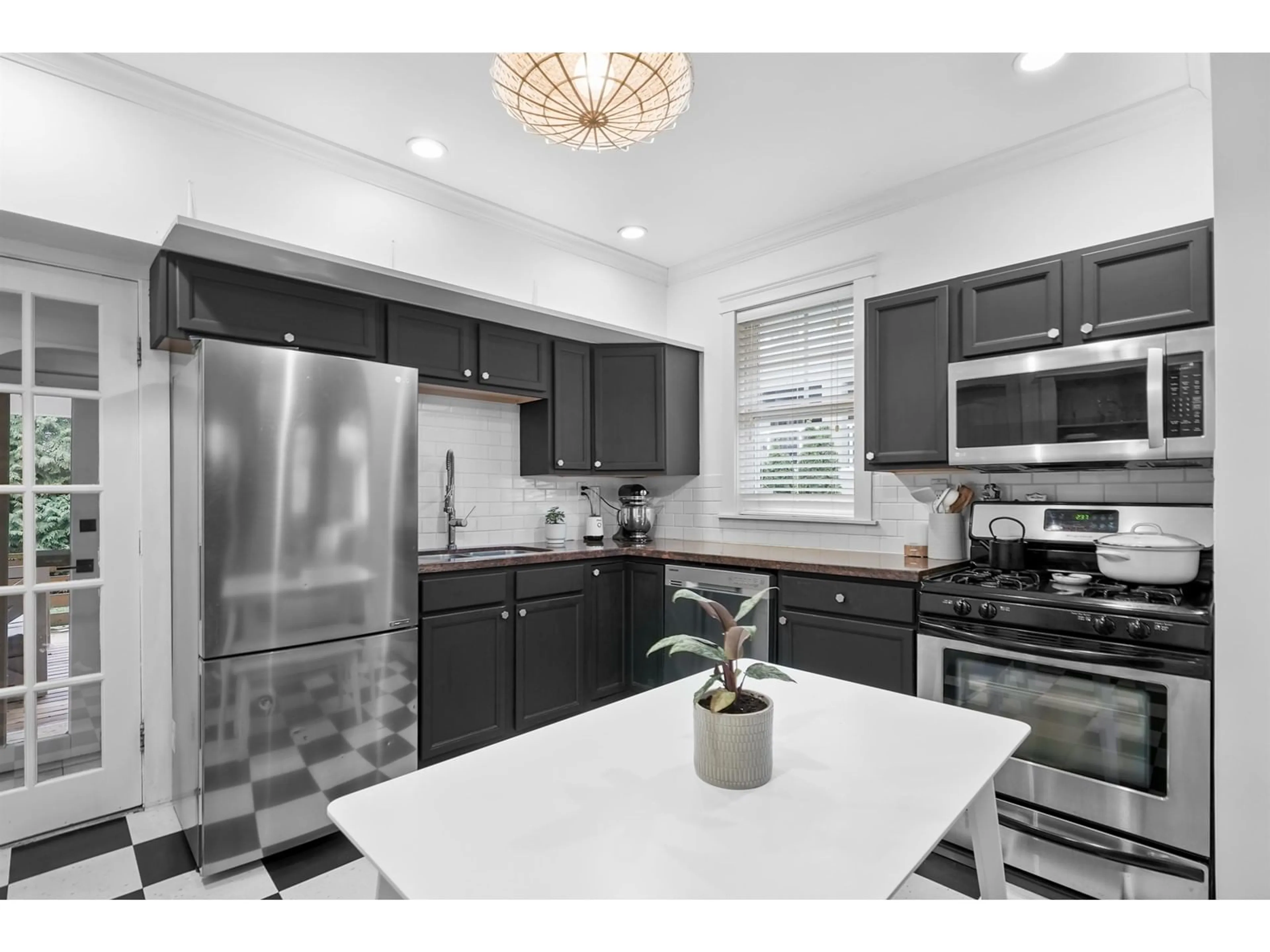 Open concept kitchen, ceramic/tile floor for 828 KENT STREET, White Rock British Columbia V4B4V8