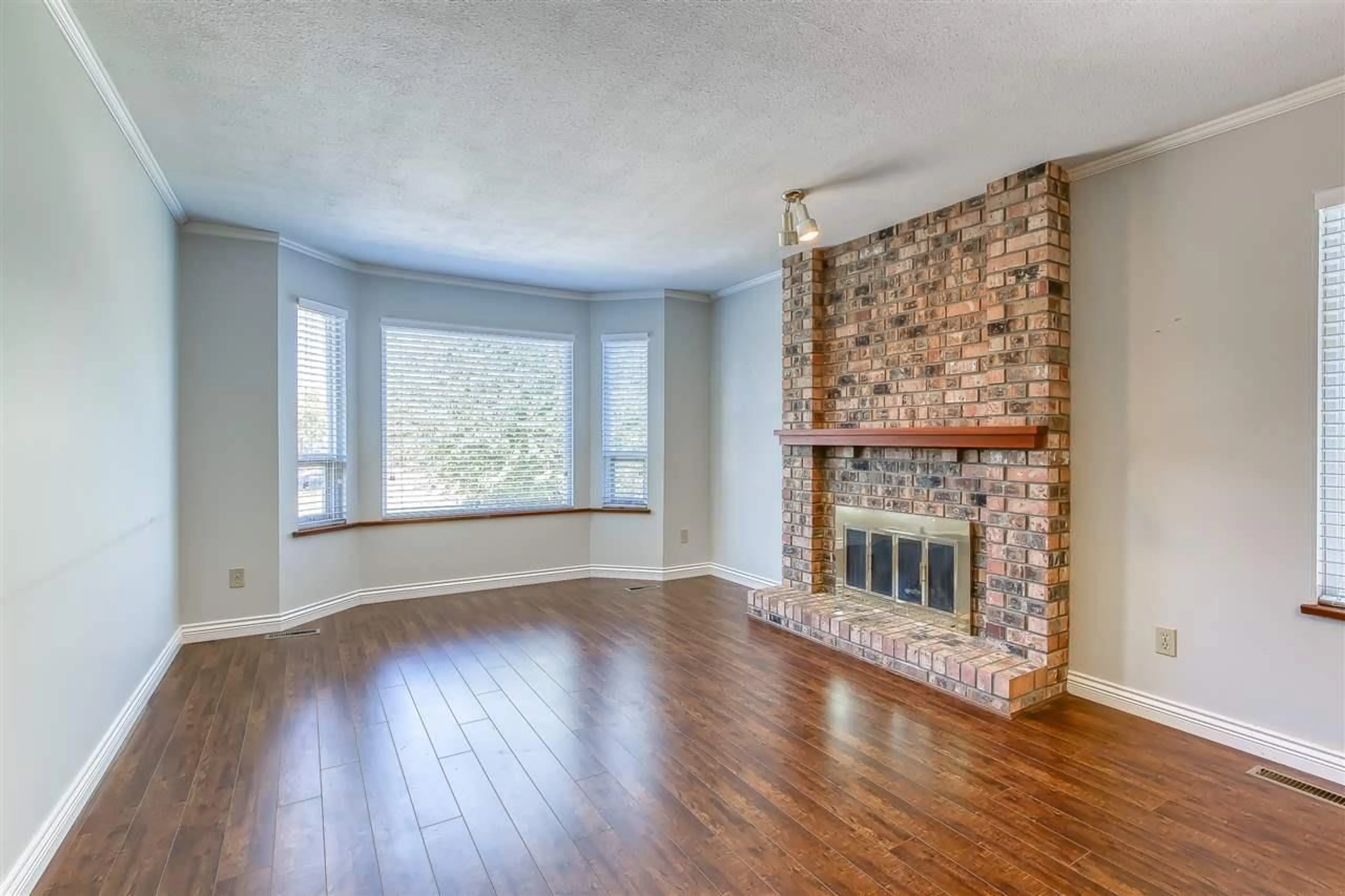 Living room with furniture, wood/laminate floor for 13095 65A AVENUE, Surrey British Columbia V3W8P7