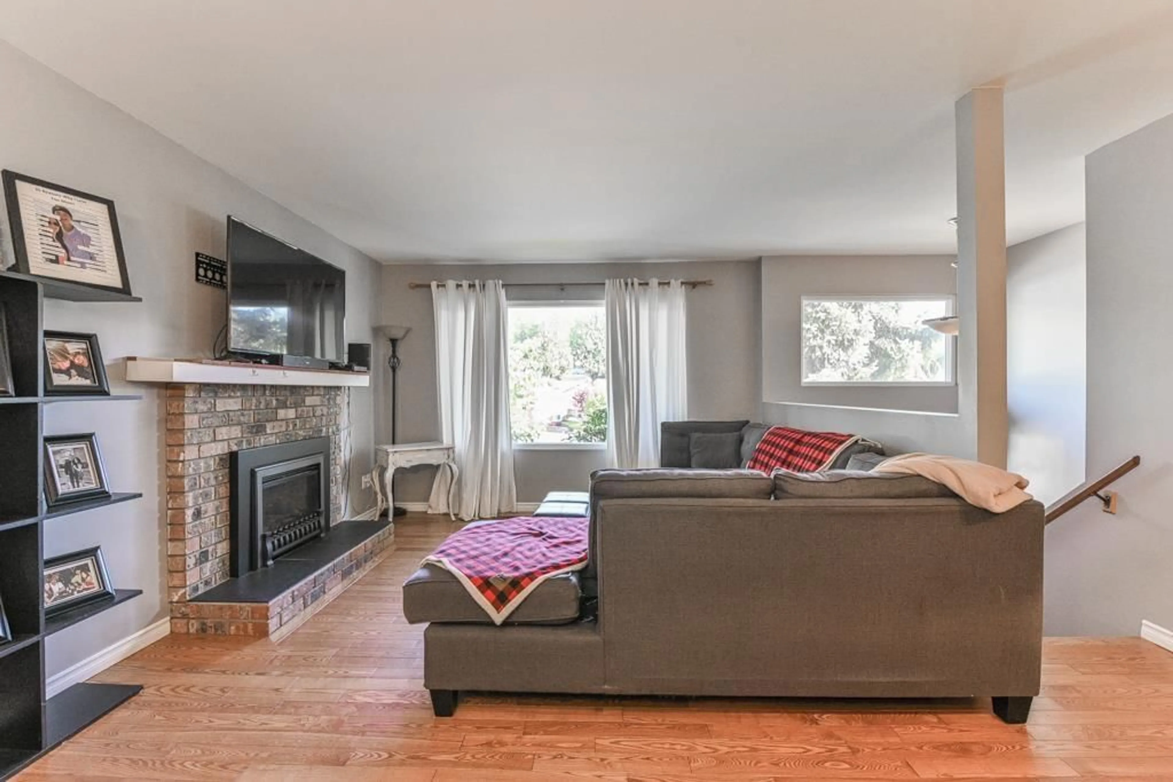 Living room with furniture, wood/laminate floor for 35151 SKEENA AVENUE, Abbotsford British Columbia V2S7H5