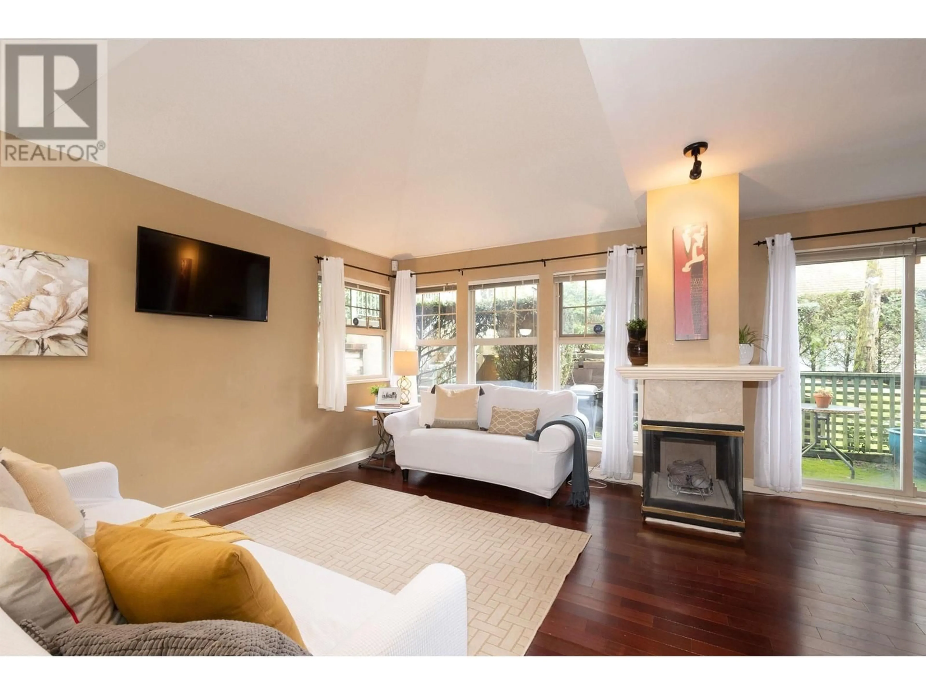 Living room with furniture, wood/laminate floor for 20 - 65 FOXWOOD DRIVE, Port Moody British Columbia V3H4Z5