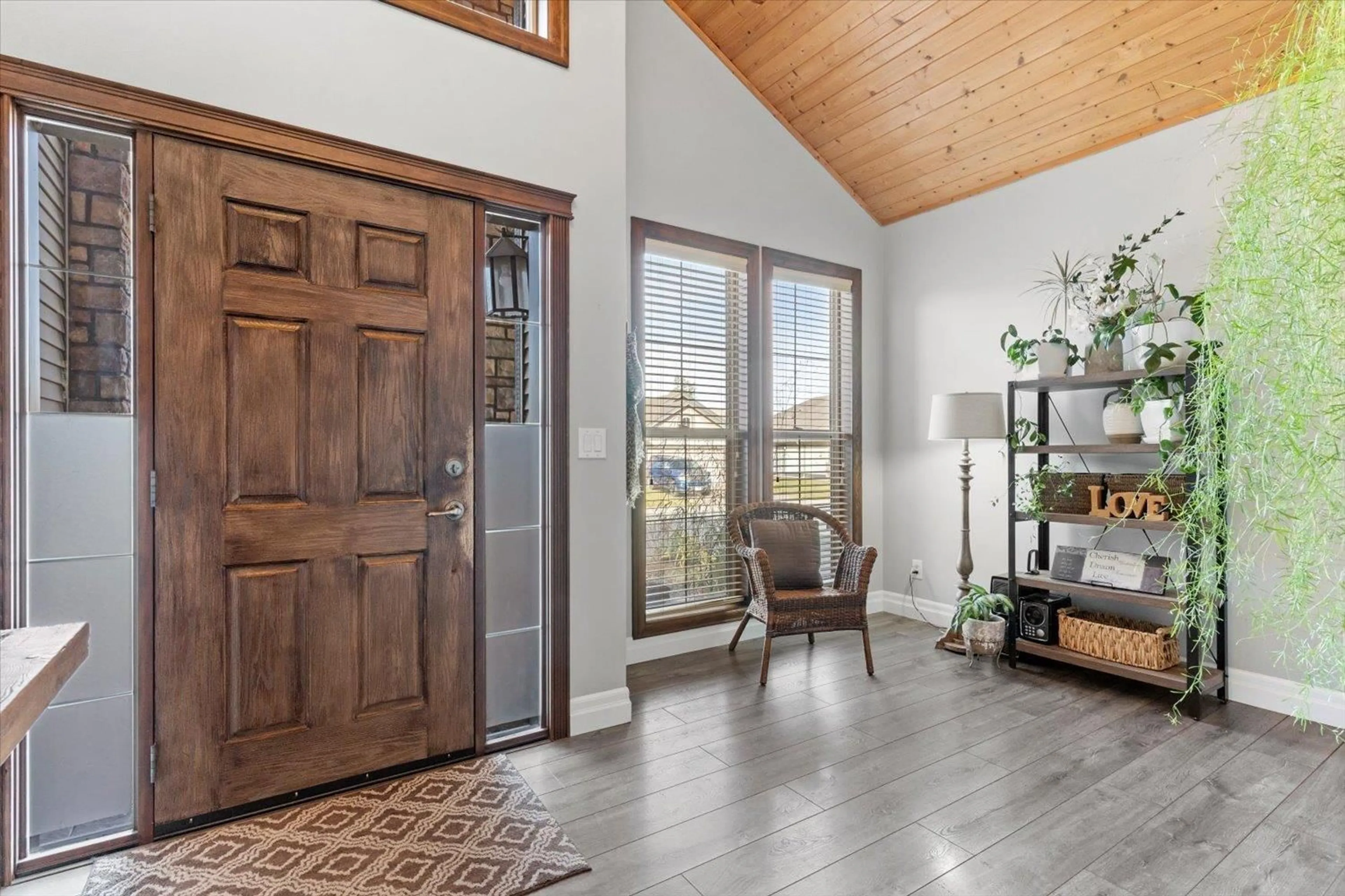 Indoor entryway for 44438 MCLAREN DRIVE|Sardis South, Sardis British Columbia V2R0A3