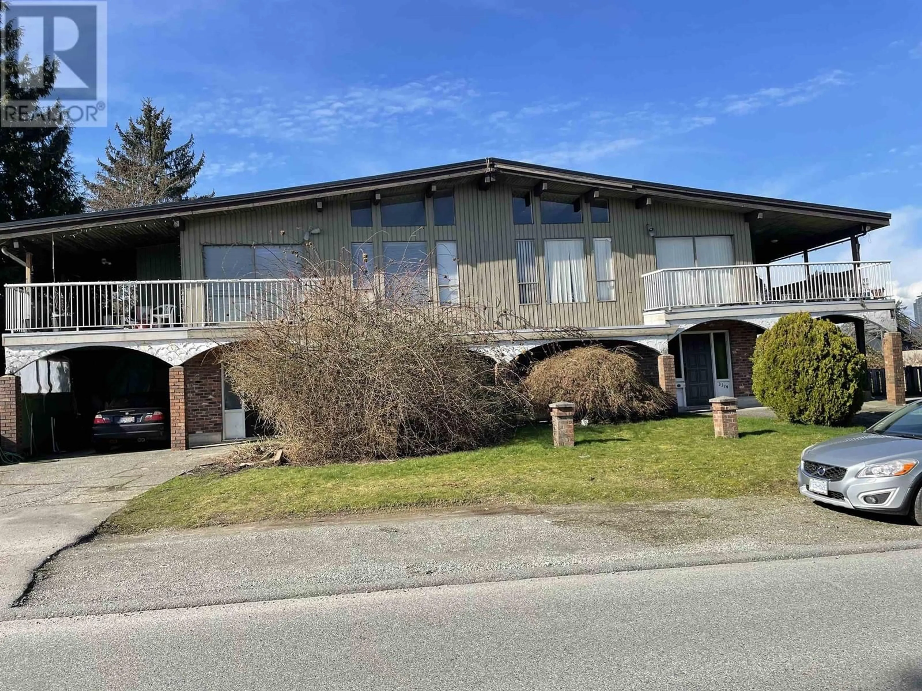 A pic from outside/outdoor area/front of a property/back of a property/a pic from drone, street for 3581 GODWIN AVENUE, Burnaby British Columbia V5G4N1