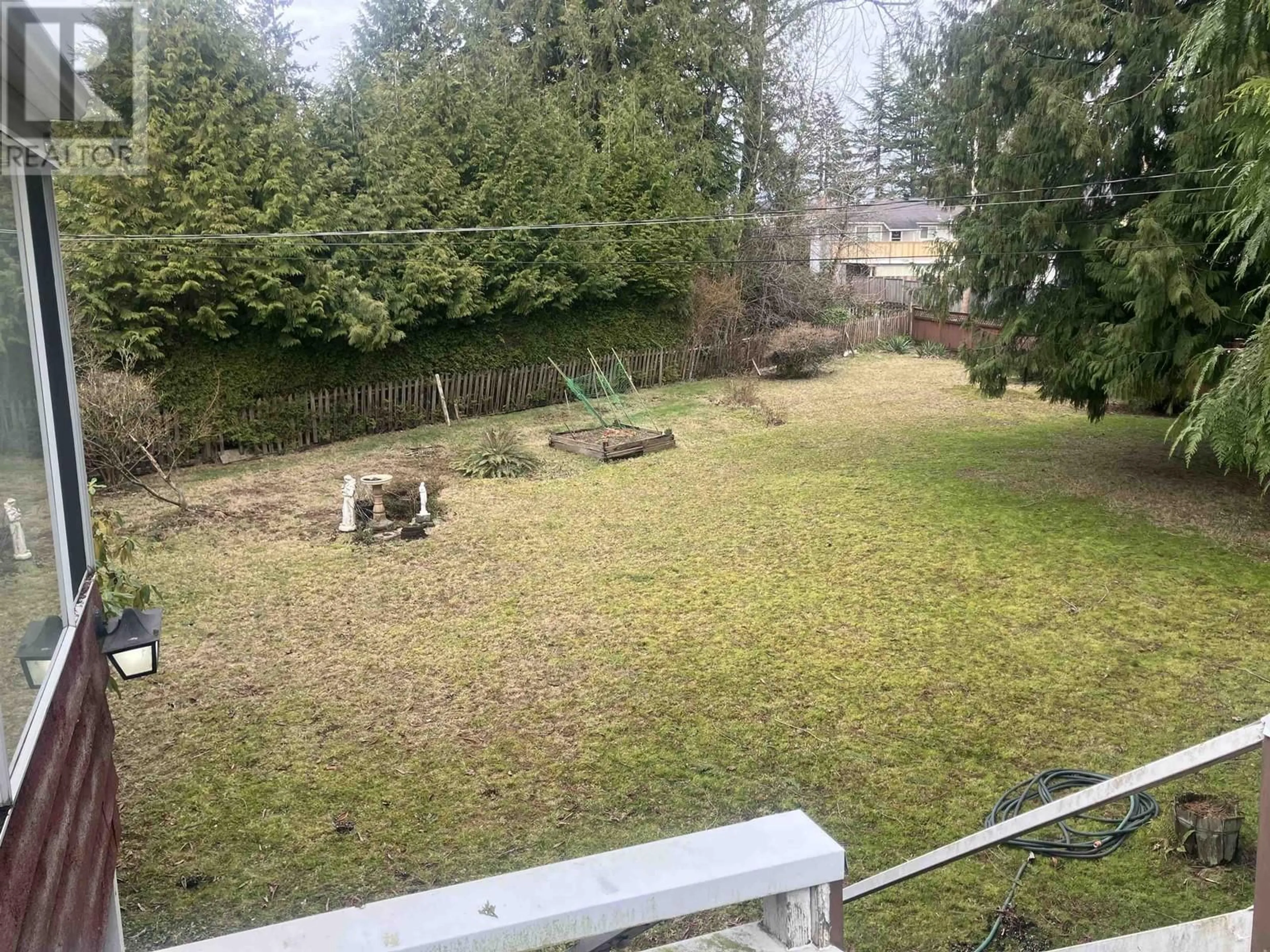 A pic from outside/outdoor area/front of a property/back of a property/a pic from drone, forest/trees view for 8272 15TH AVENUE, Burnaby British Columbia V3N1X6