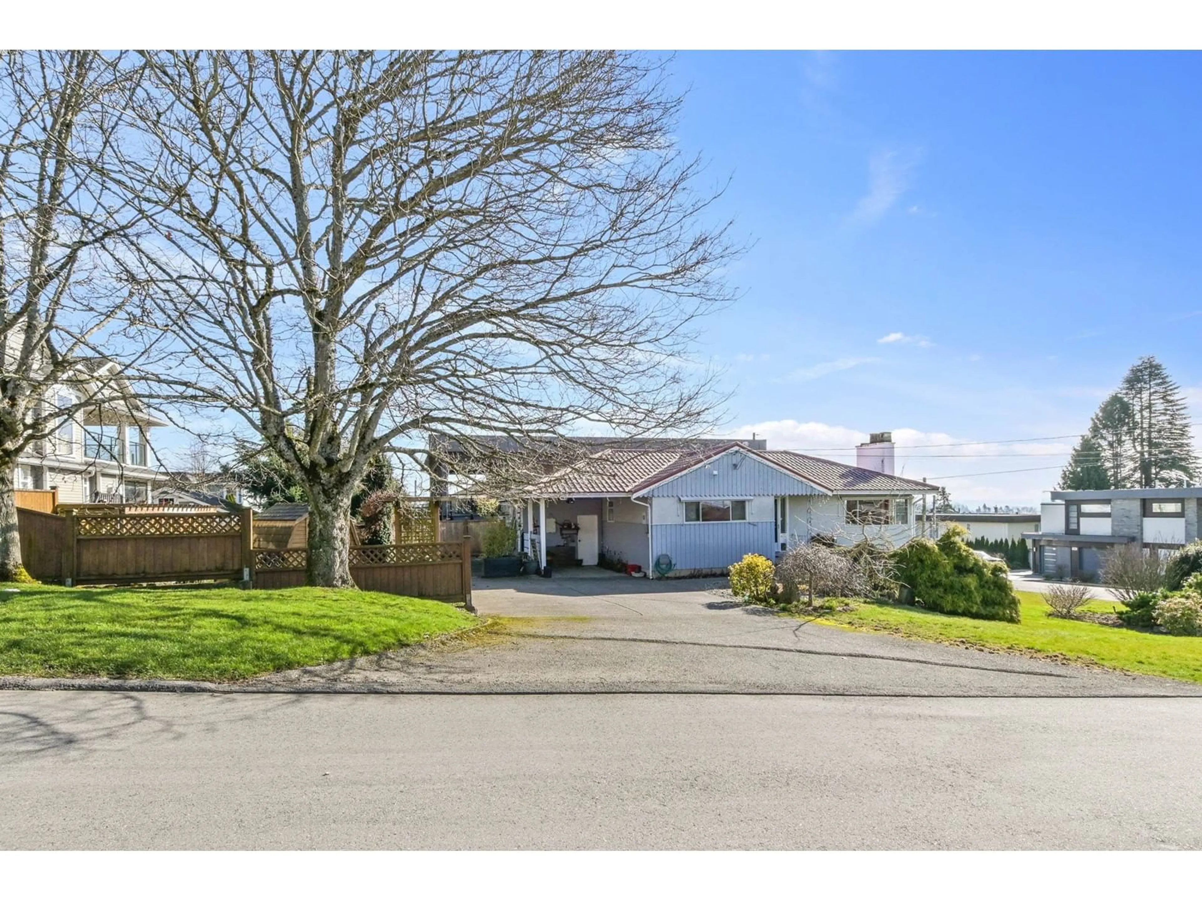A pic from outside/outdoor area/front of a property/back of a property/a pic from drone, street for 15761 CLIFF AVENUE, White Rock British Columbia V4B1W4