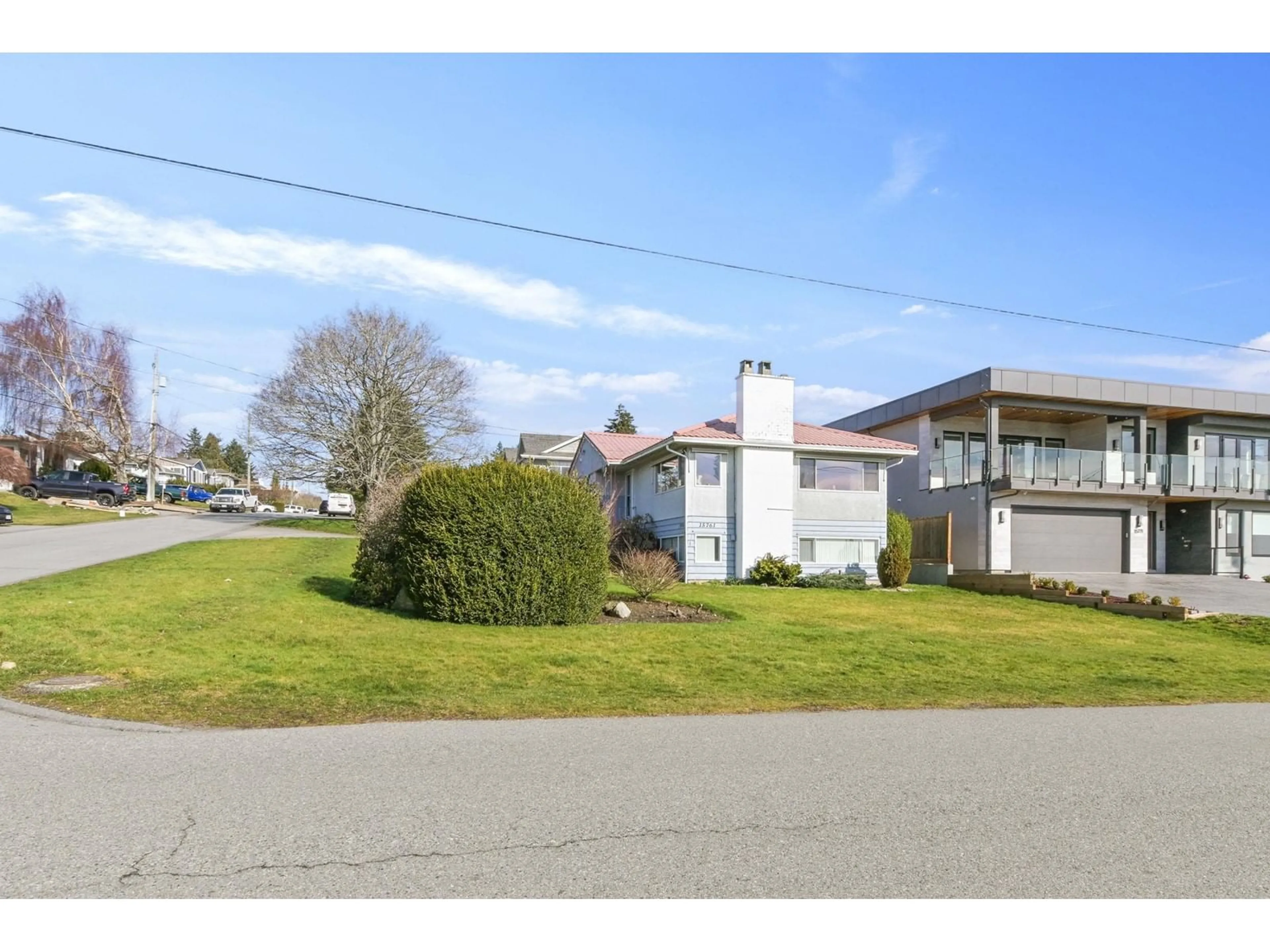 A pic from outside/outdoor area/front of a property/back of a property/a pic from drone, street for 15761 CLIFF AVENUE, White Rock British Columbia V4B1W4