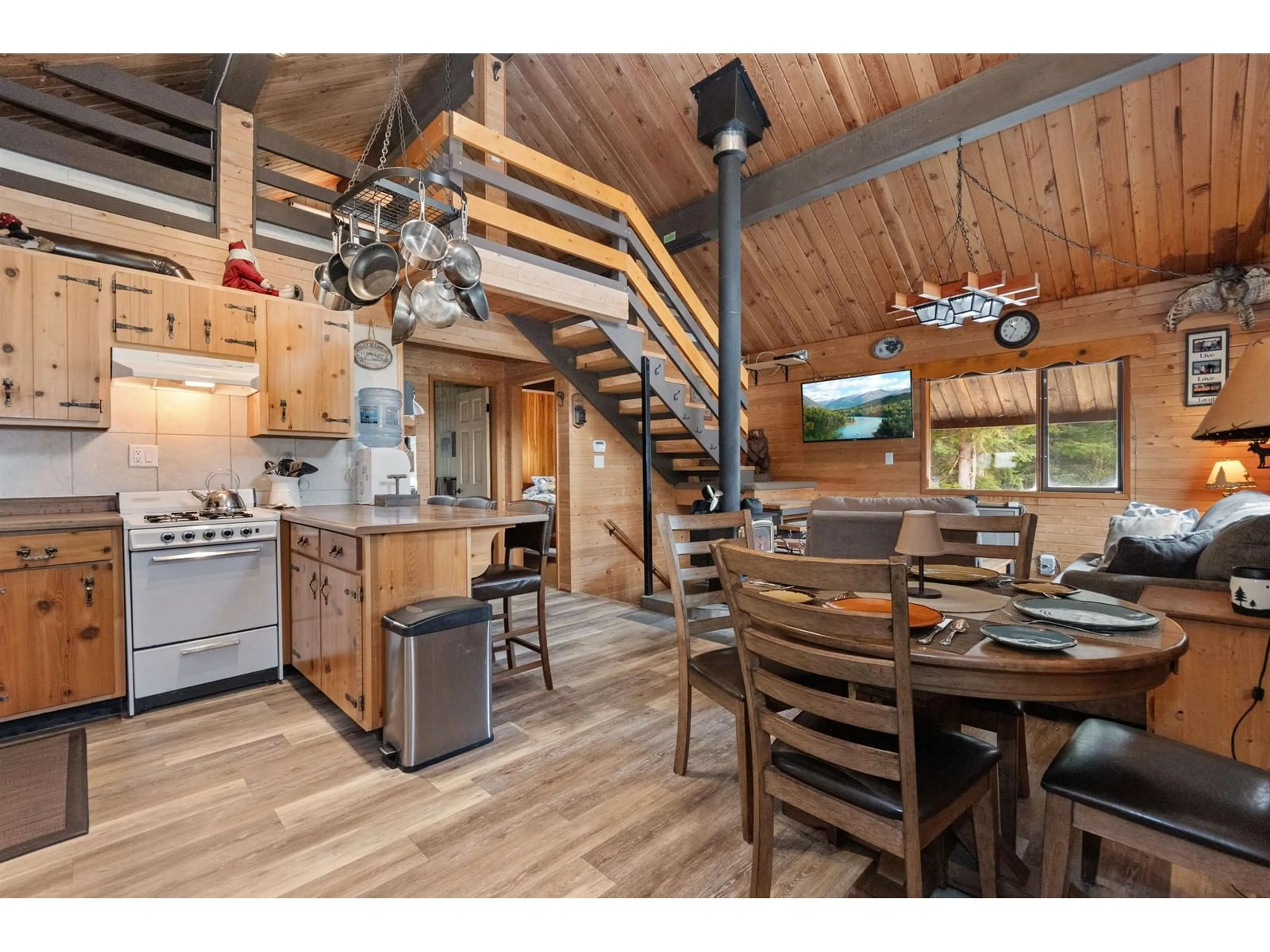 Rustic kitchen, wood/laminate floor for 20805 MT DOWNING, Mission British Columbia V0M1A1