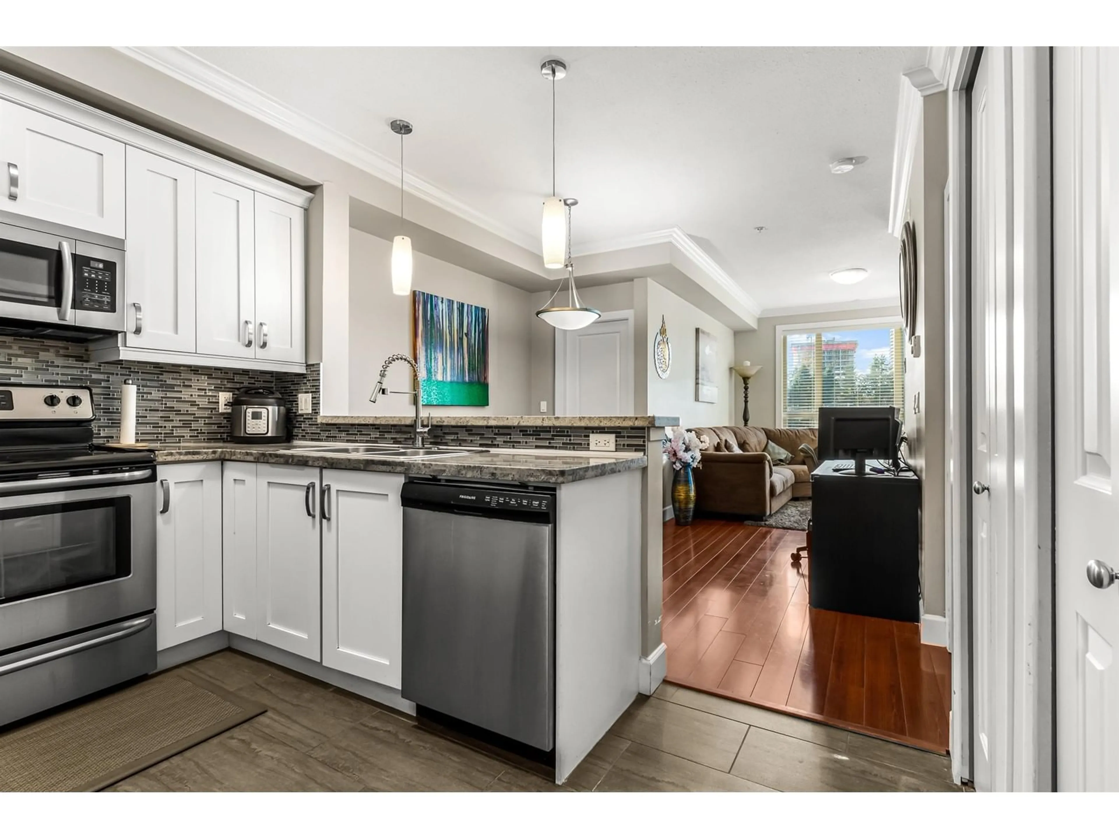 Open concept kitchen, ceramic/tile floor for 205 13897 FRASER HIGHWAY, Surrey British Columbia V3T0G8