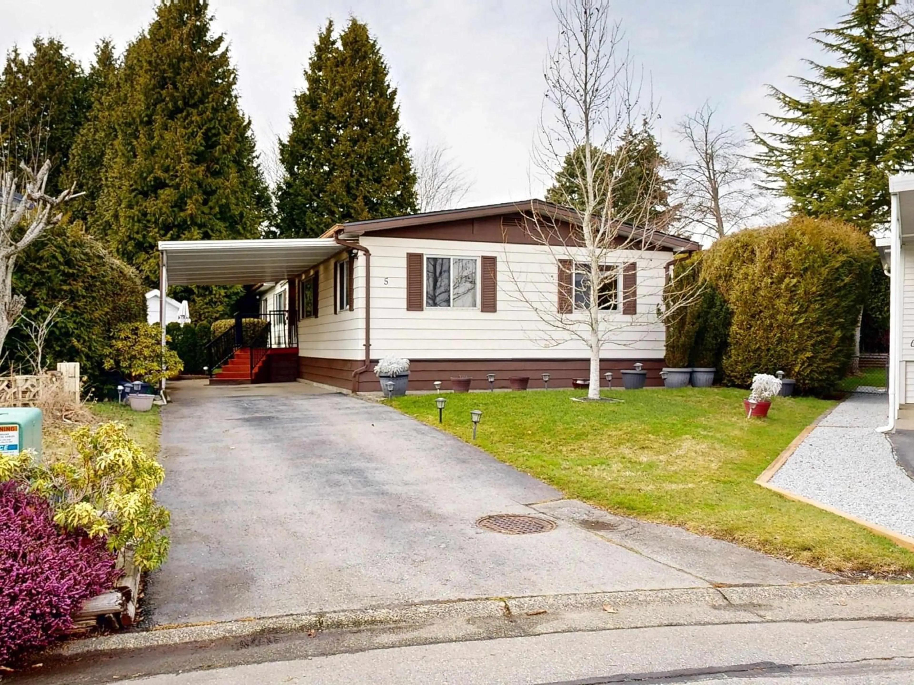 Home with vinyl exterior material, street for 5 - 2303 CRANLEY, Surrey British Columbia V4A8W9