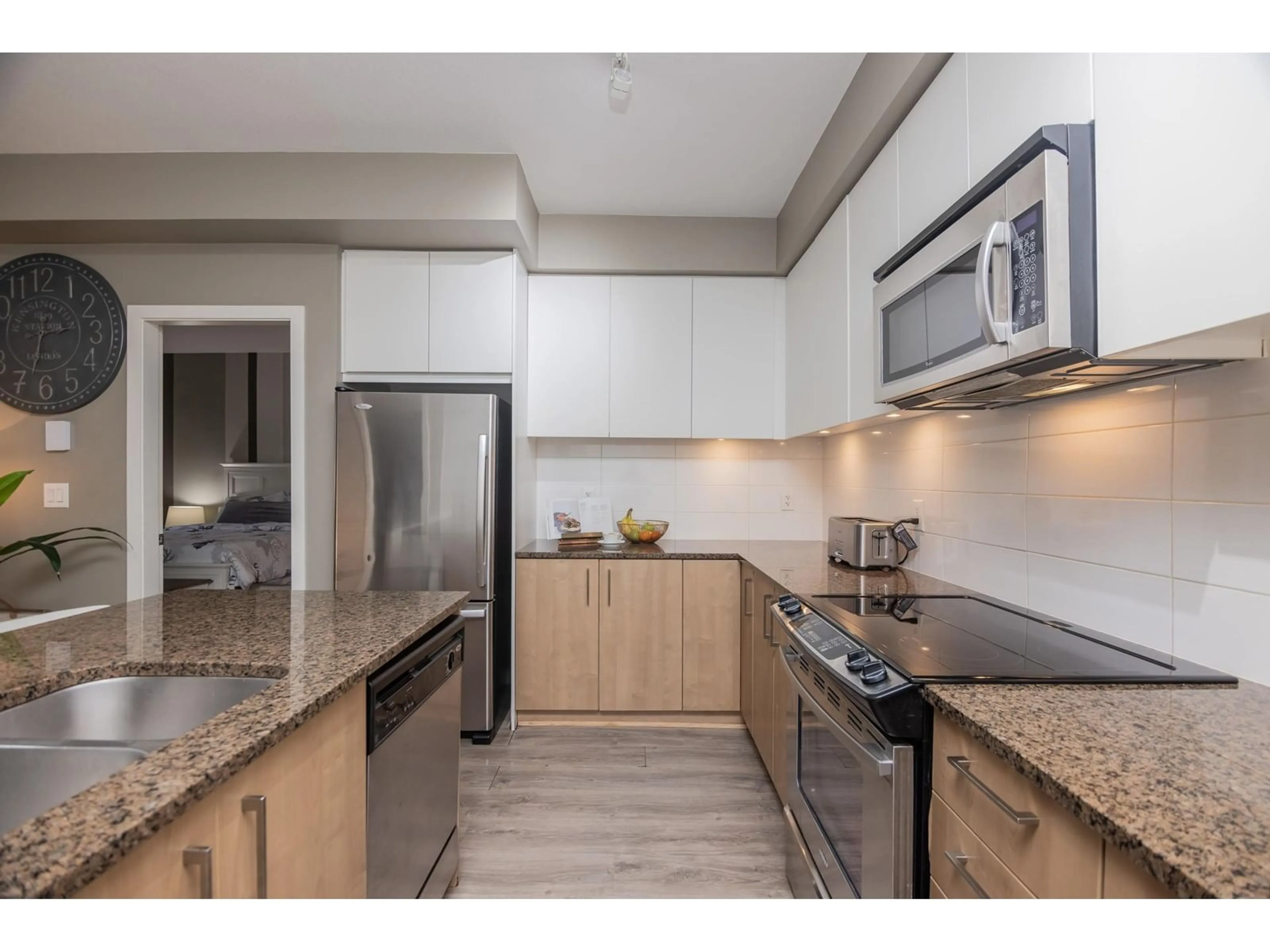 Standard kitchen, unknown for 109 - 6450 194, Surrey British Columbia V4N6J8
