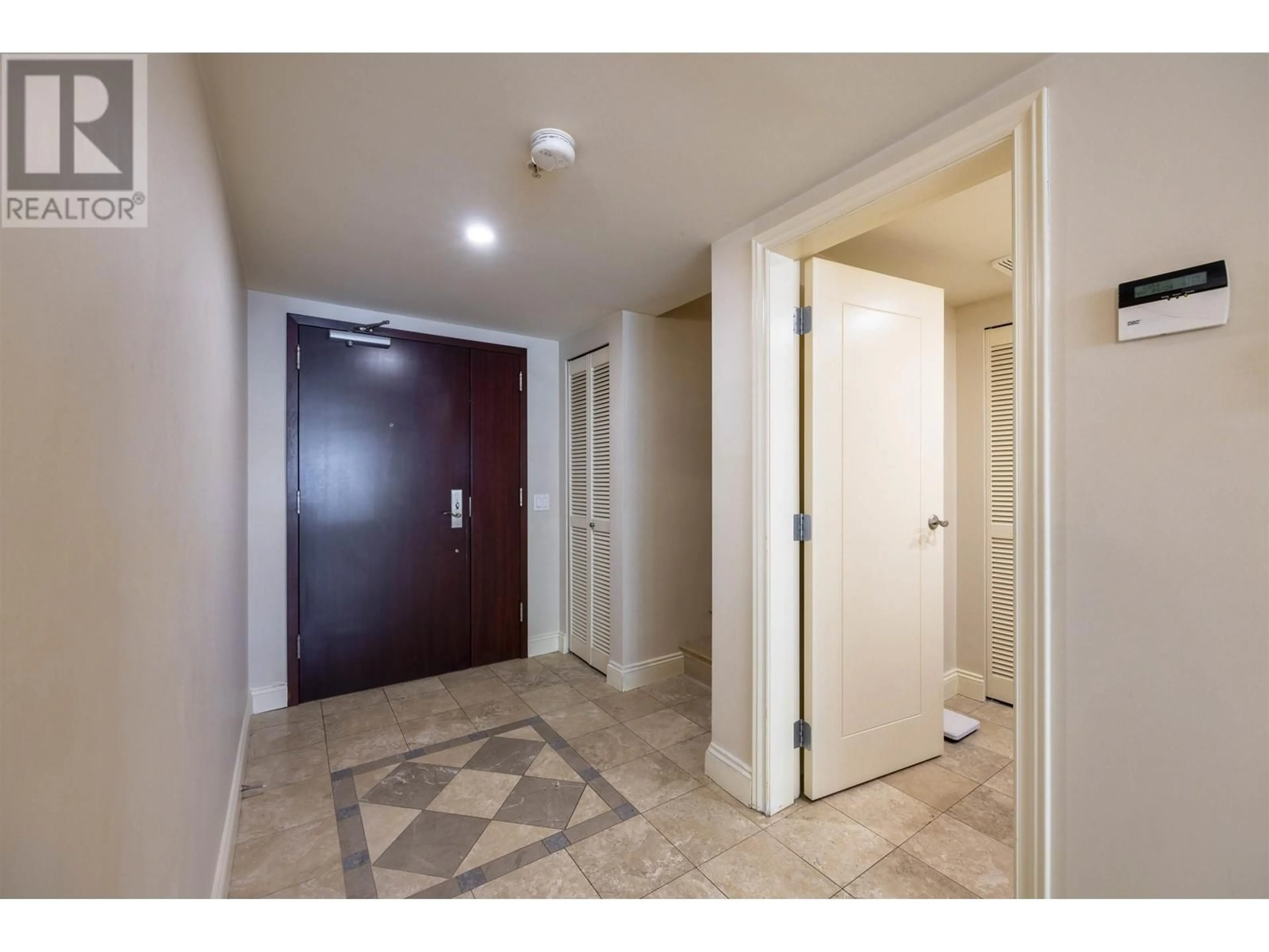 Indoor foyer for 205 638 W 45TH AVE, Vancouver British Columbia V5Z4R8