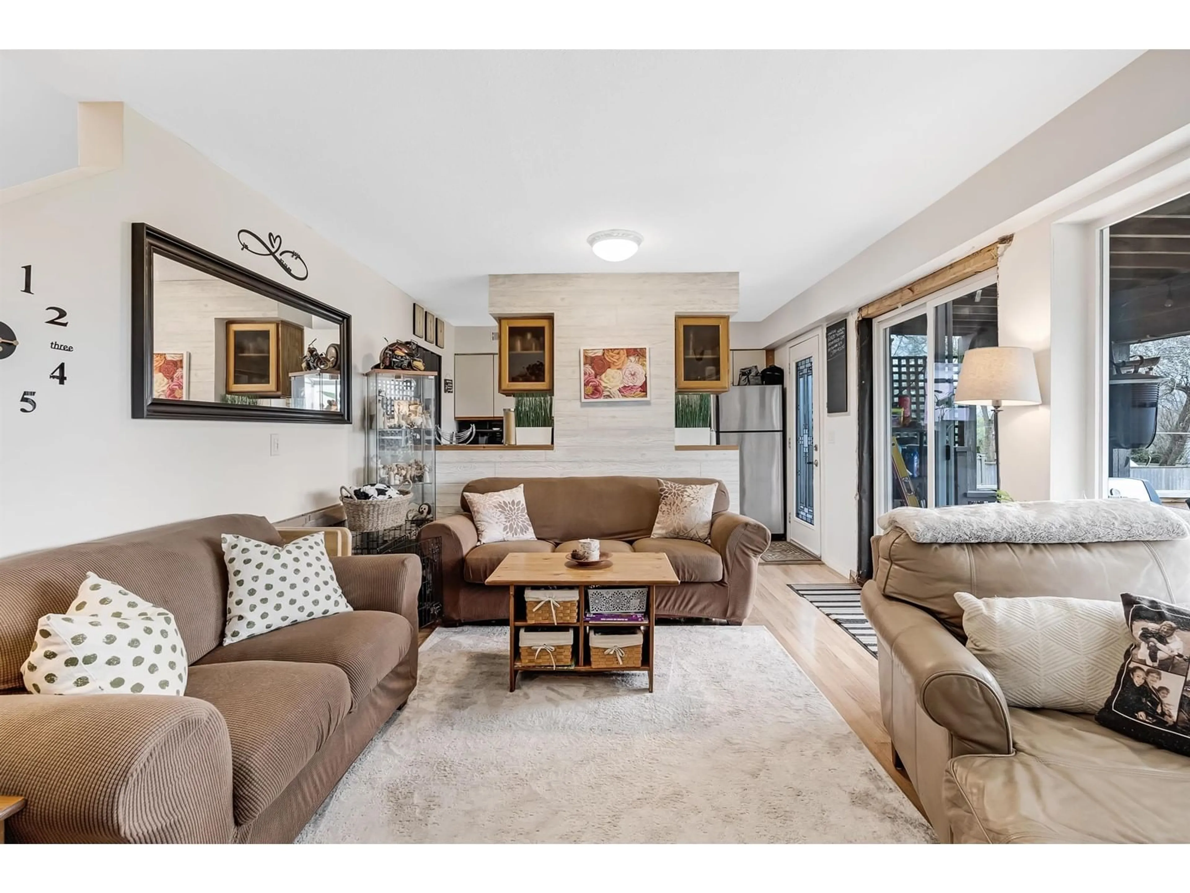 Living room with furniture, unknown for 19936 68, Langley British Columbia V2Y1H8