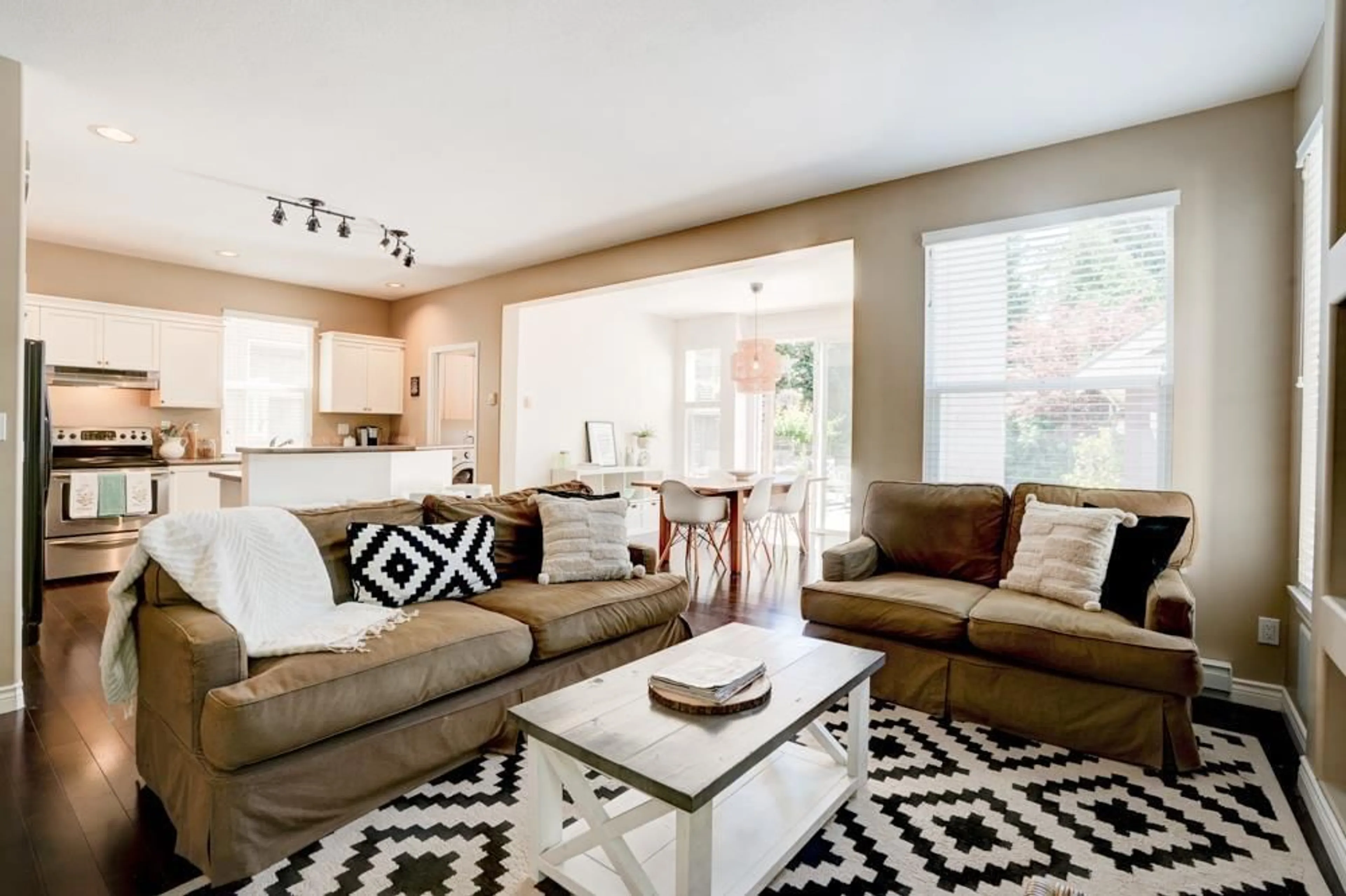 Living room with furniture, unknown for 3331 ROSEMARY HEIGHTS CRESCENT, Surrey British Columbia V3Z0K7