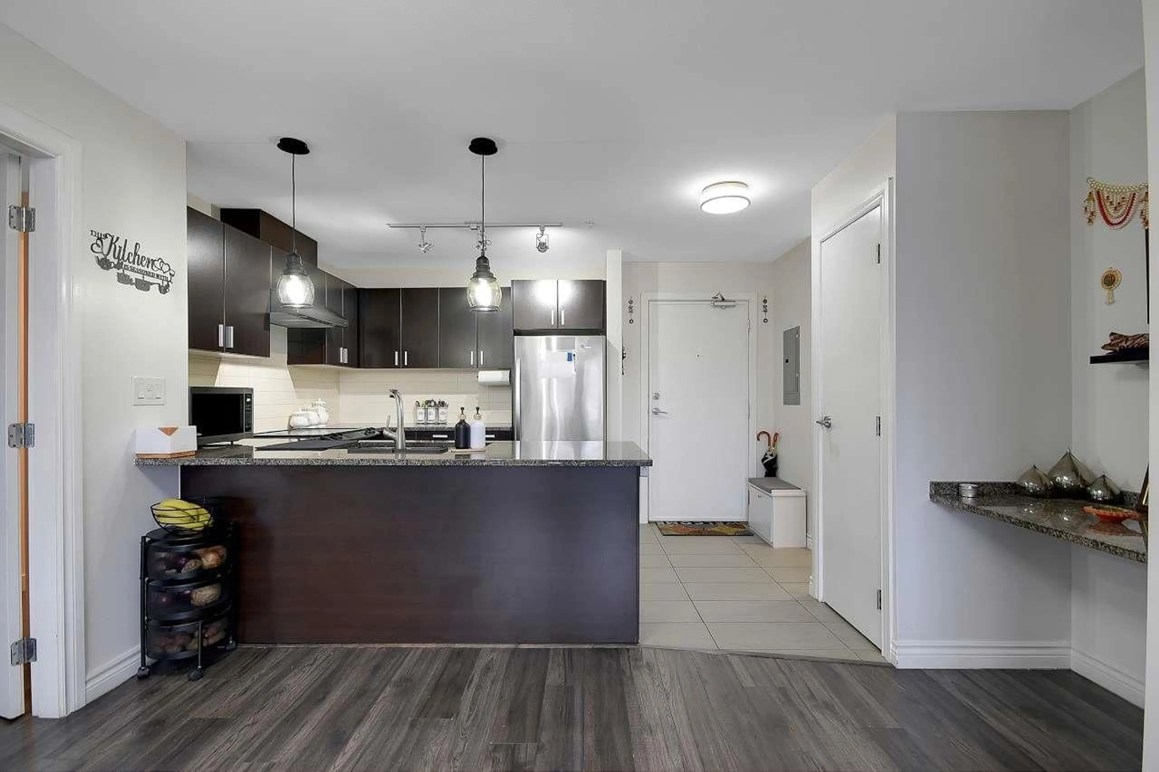 Open concept kitchen, unknown for 215 - 7511 120, Delta British Columbia V4C0C1