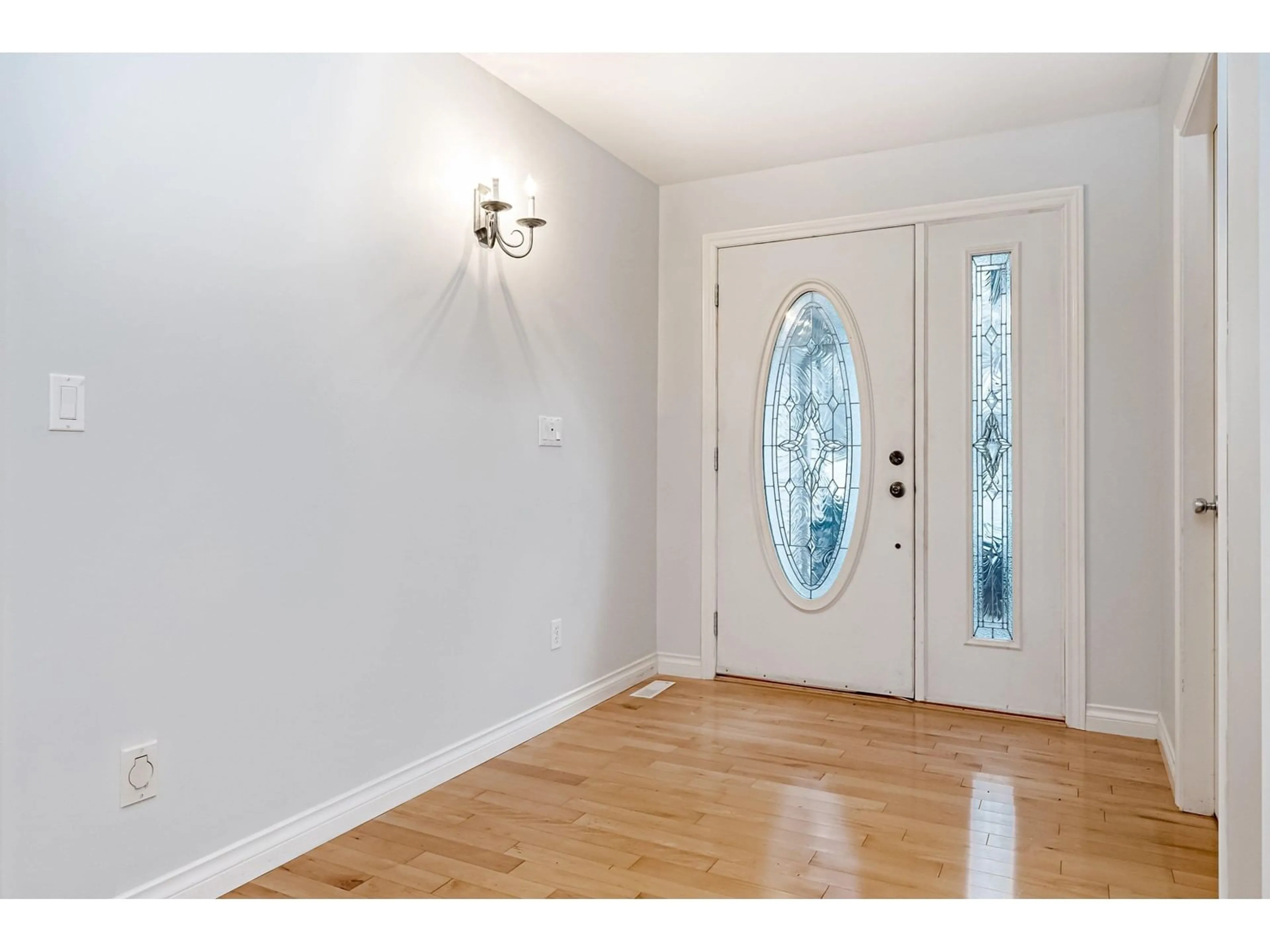 Indoor entryway for 17828 100A AVENUE, Surrey British Columbia V4N5C8