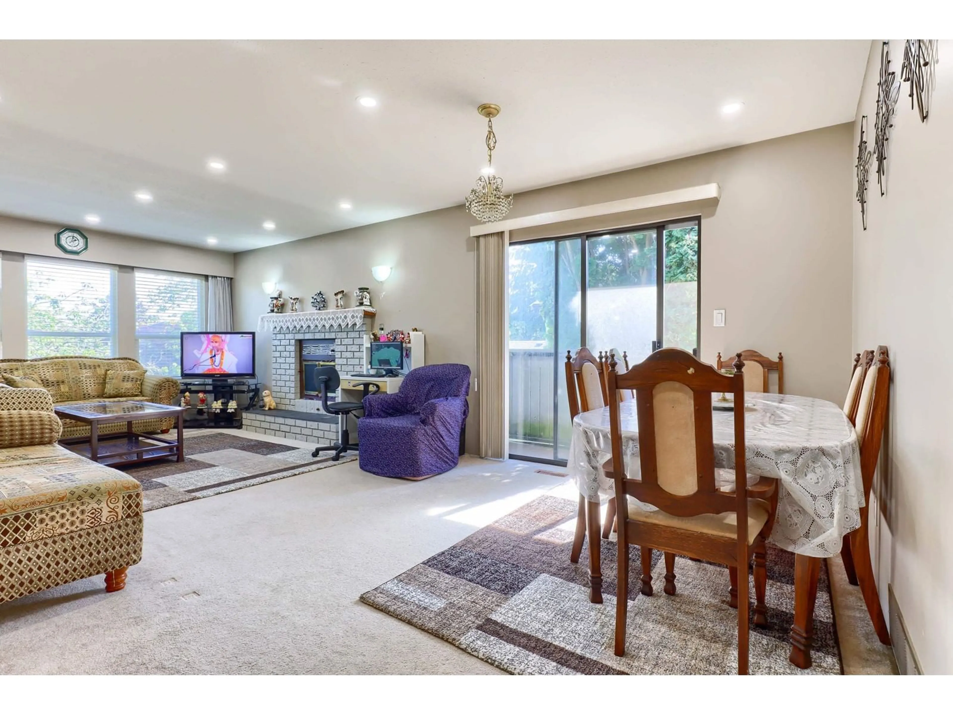 Living room with furniture, unknown for 6591 130A, Surrey British Columbia V3W8P5