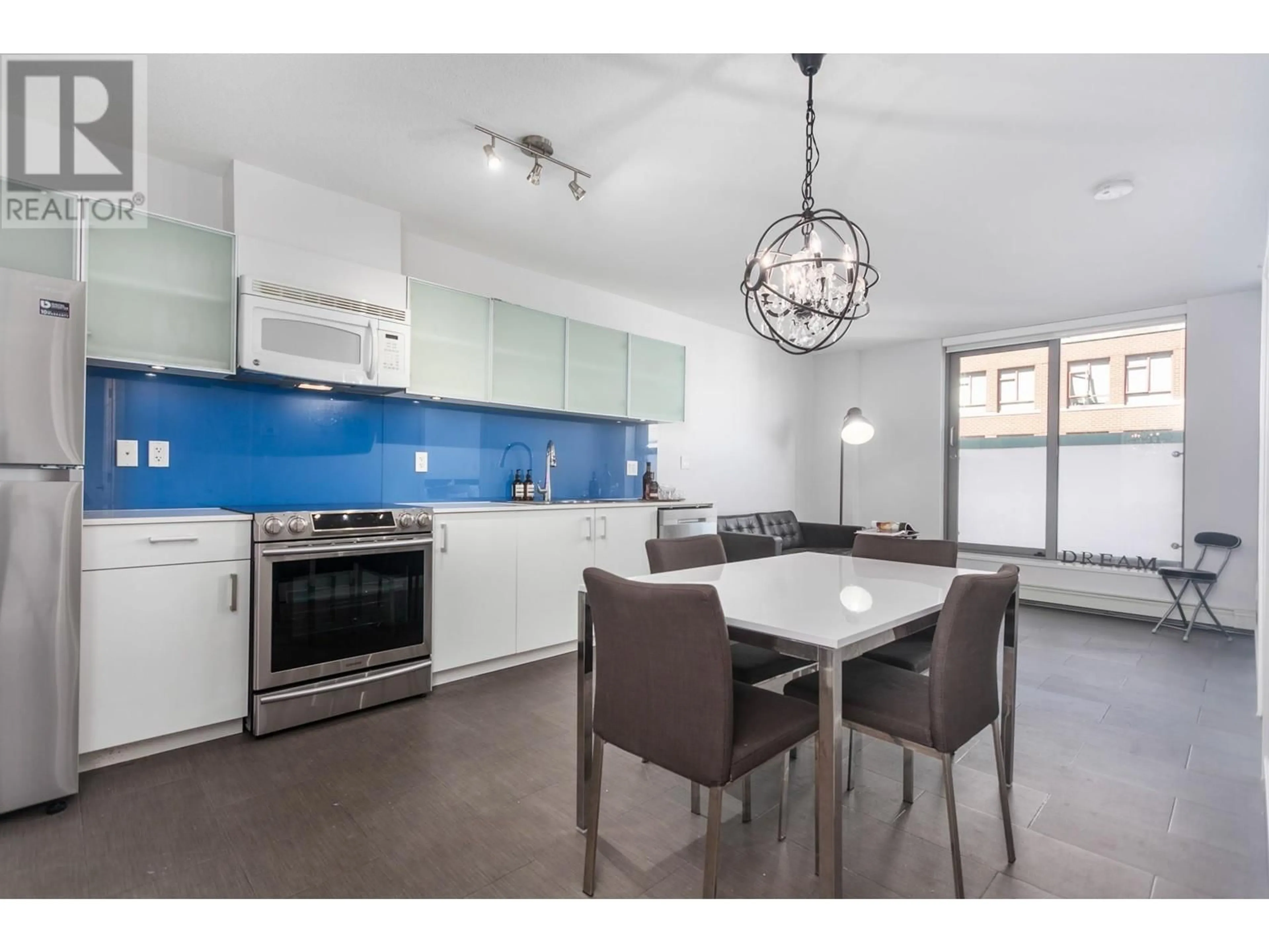 Open concept kitchen, ceramic/tile floor for 511 66 W CORDOVA STREET, Vancouver British Columbia V6B0L2