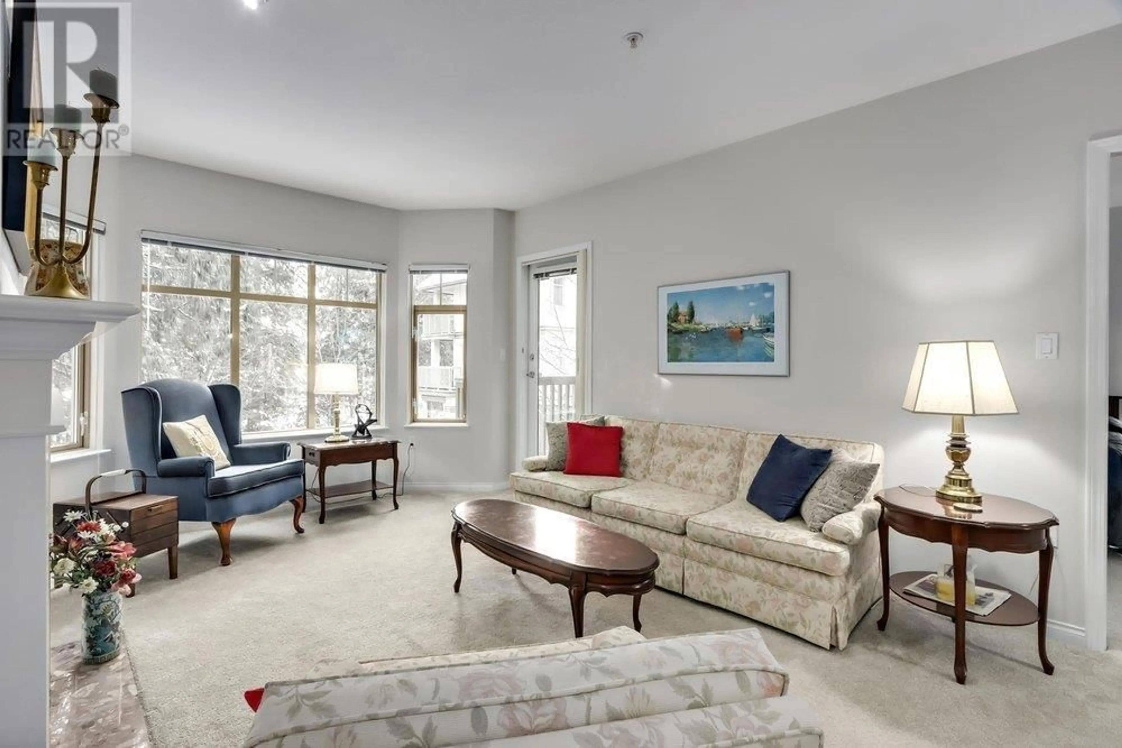 Living room with furniture, carpet floor for 310 2059 CHESTERFIELD AVENUE, North Vancouver British Columbia V7M2P4