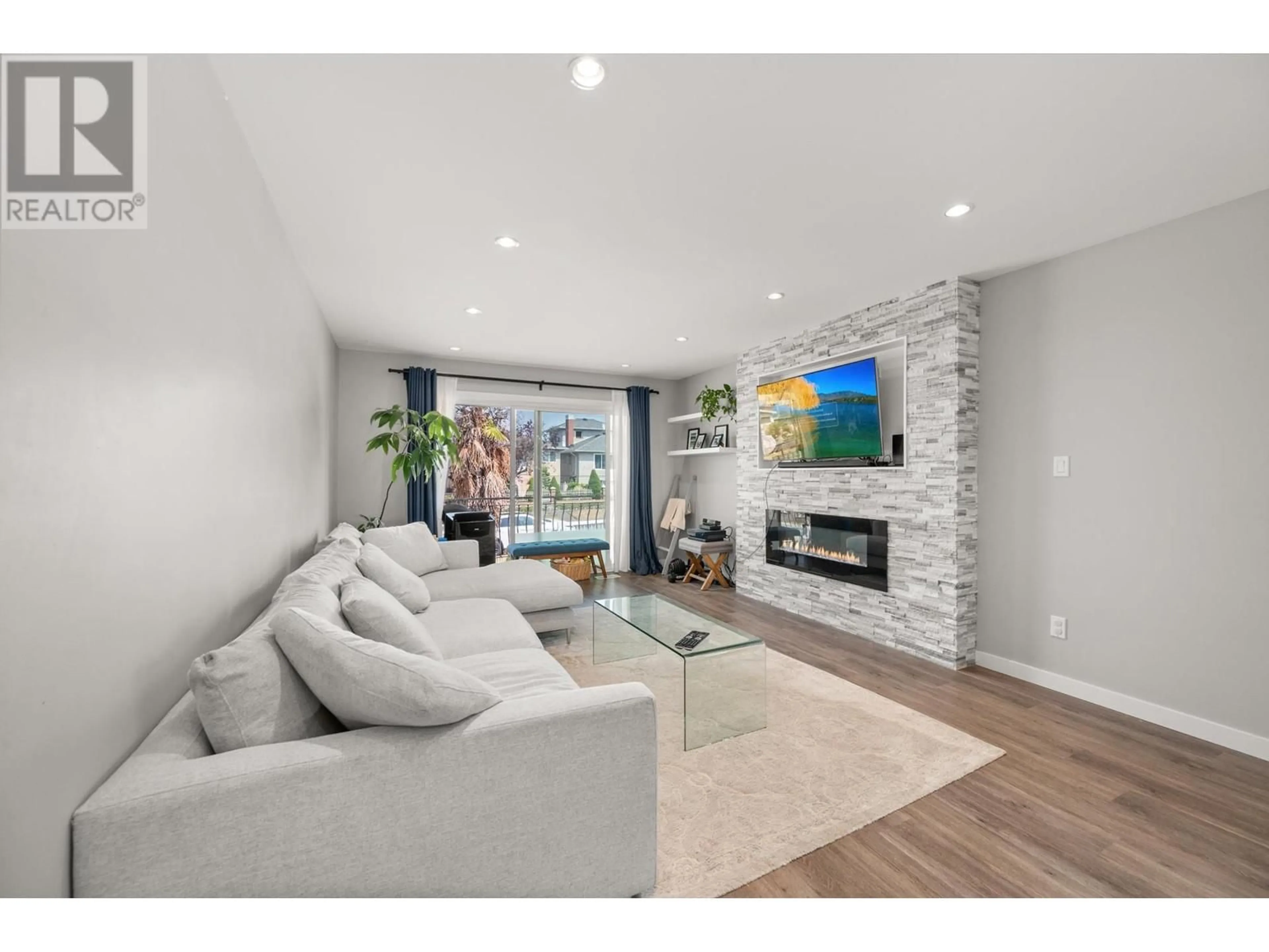 Living room with furniture, unknown for 3160 6TH AVENUE, Vancouver British Columbia V5M1S5