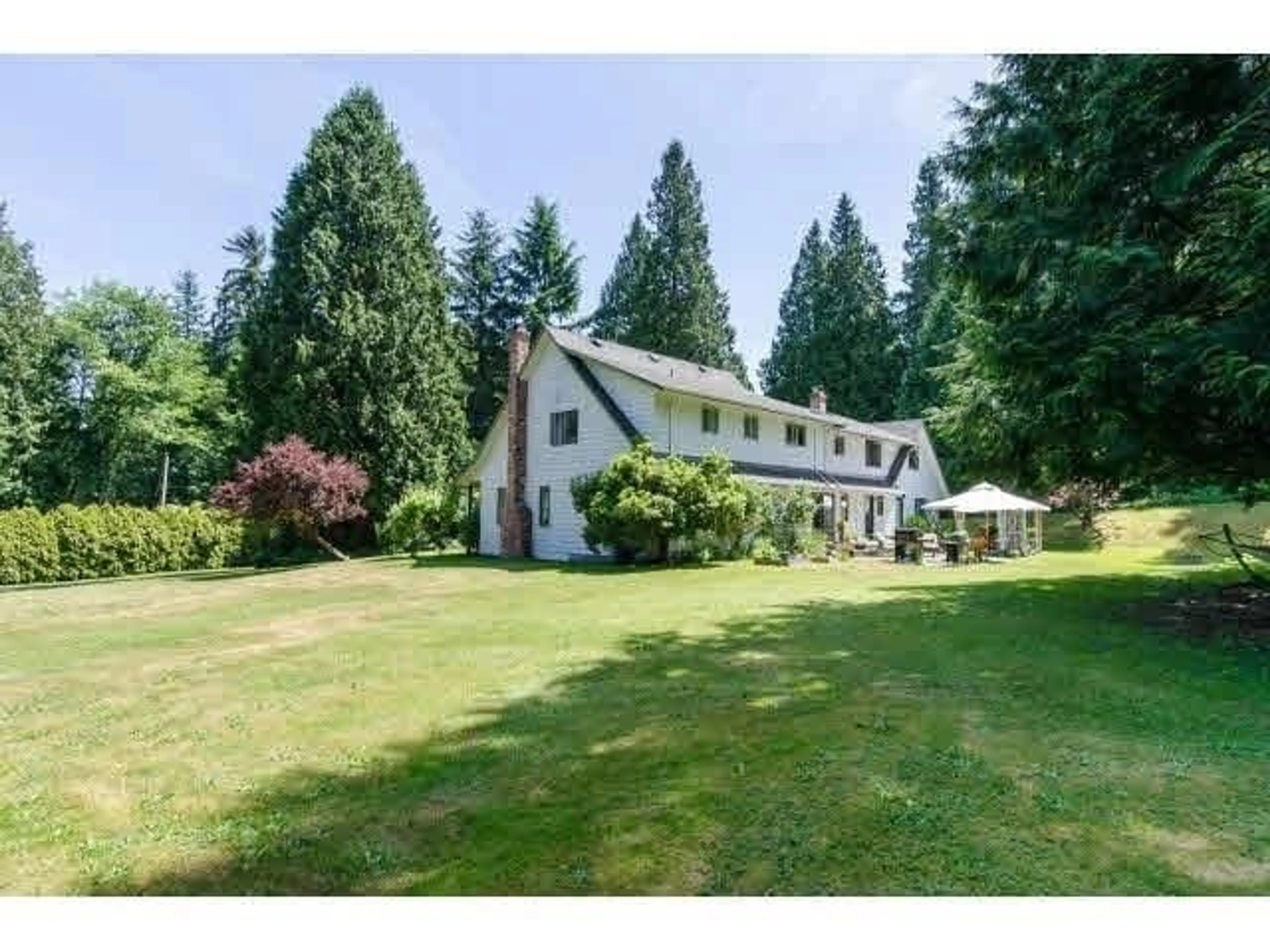 A pic from outside/outdoor area/front of a property/back of a property/a pic from drone, mountain view for 3035 BALSAM, Surrey British Columbia V4P1V9