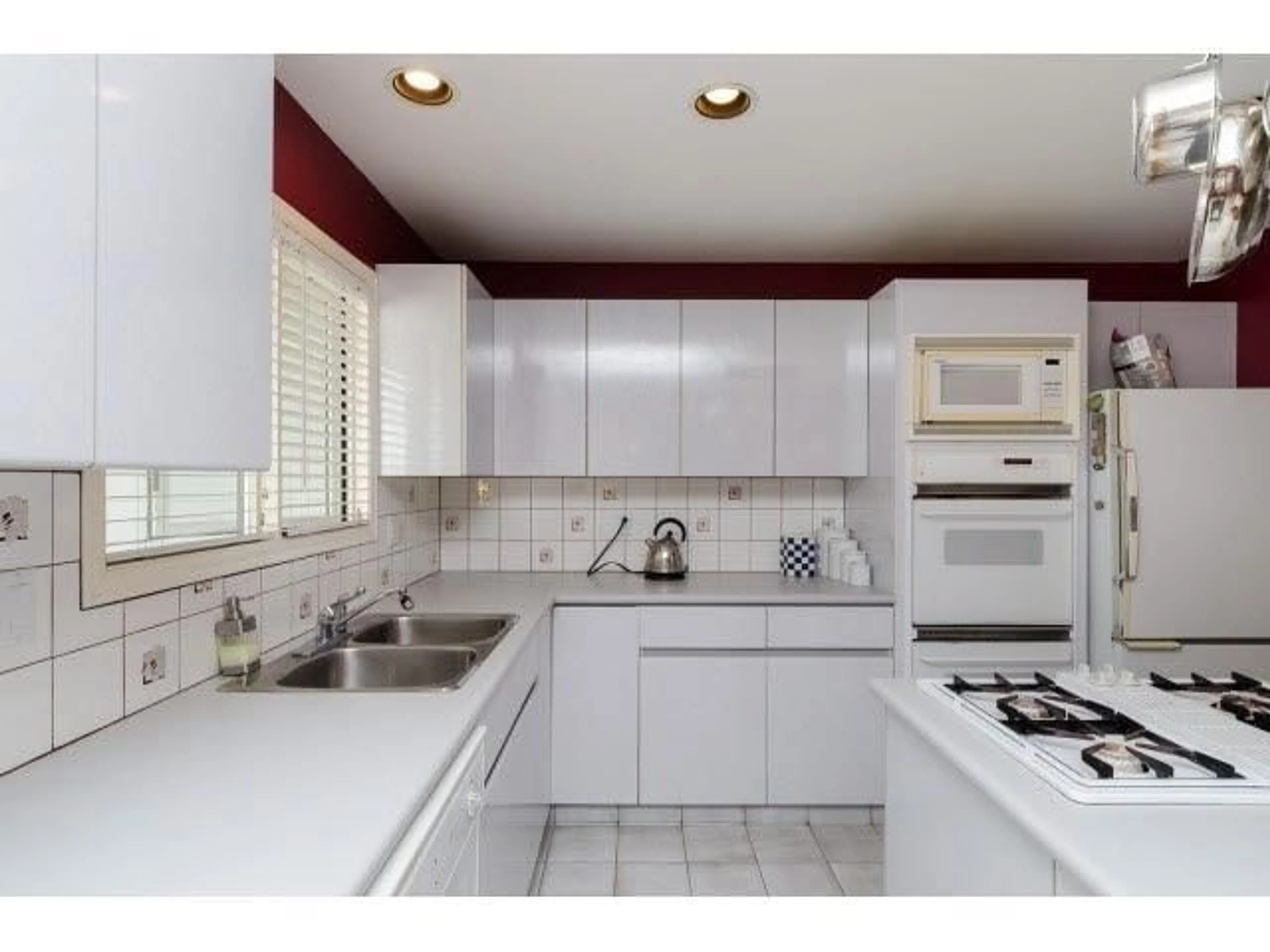 Standard kitchen, ceramic/tile floor for 3035 BALSAM CRESCENT, Surrey British Columbia V4P1V9