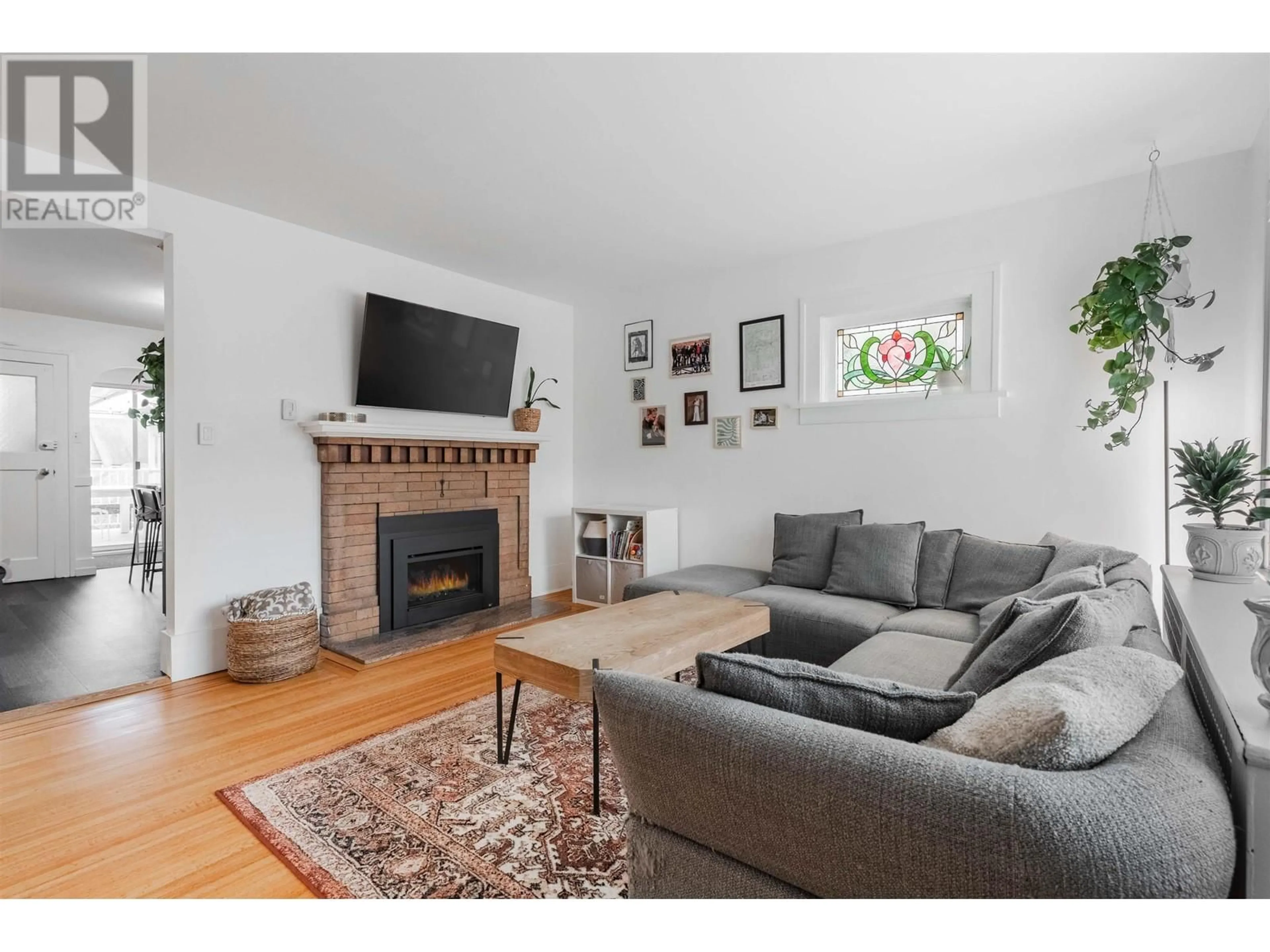 Living room with furniture, wood/laminate floor for 2689 MCGILL STREET, Vancouver British Columbia V5K1H2