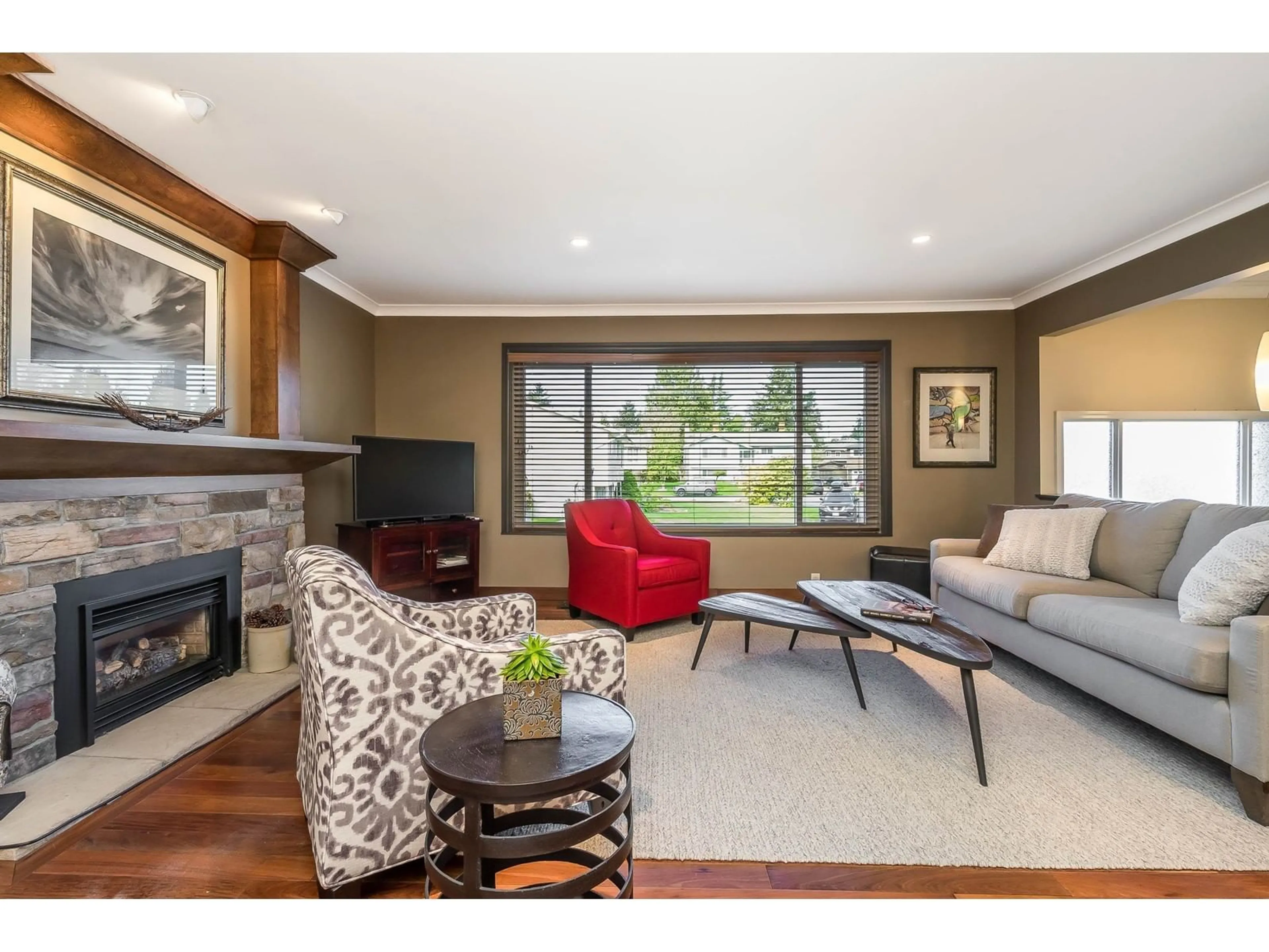 Living room with furniture, wood/laminate floor for 9192 118A, Delta British Columbia V4C7L9
