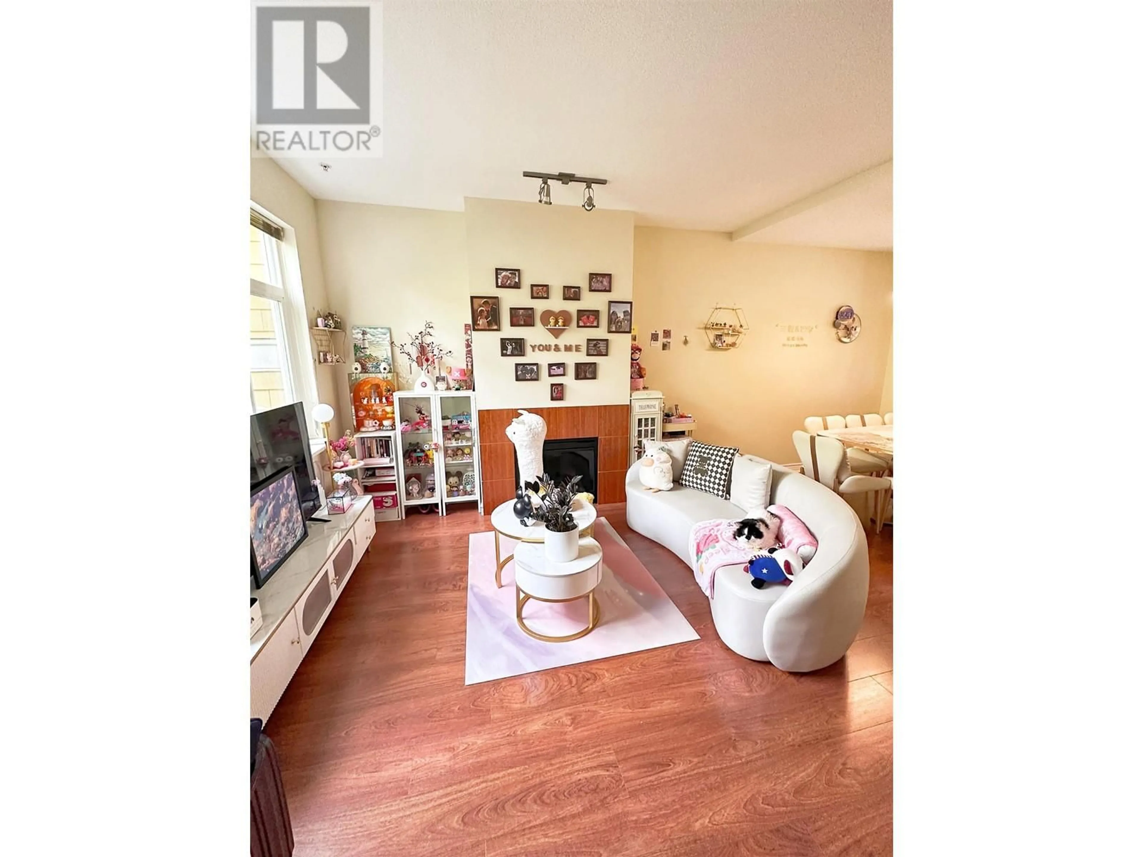 Living room with furniture, wood/laminate floor for 80 - 6878 SOUTHPOINT DRIVE, Burnaby British Columbia V3N5E4