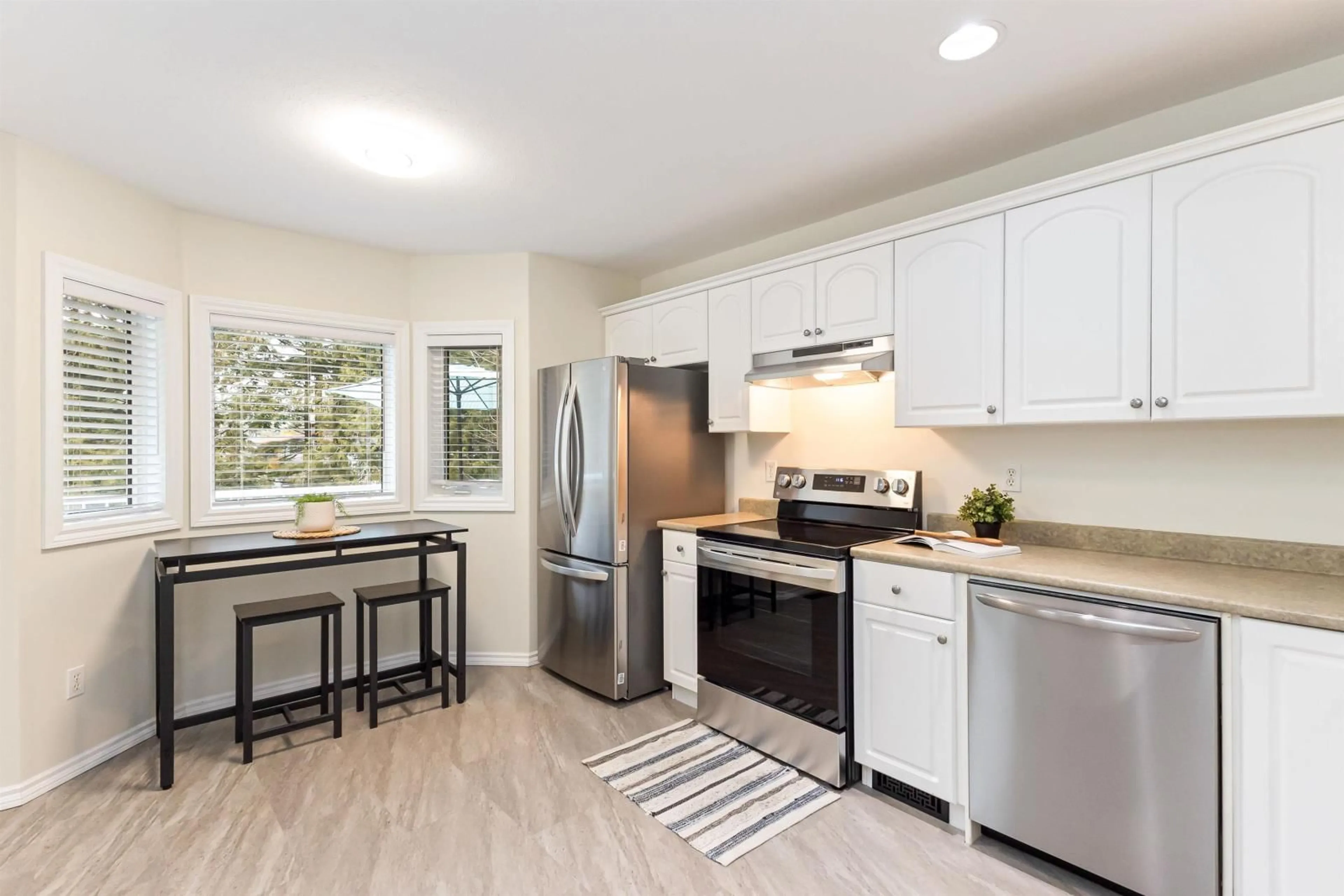 Open concept kitchen, unknown for 521 DRIFTWOOD AVENUE|Harrison Hot Spring, Harrison Hot Springs British Columbia V0M1K0