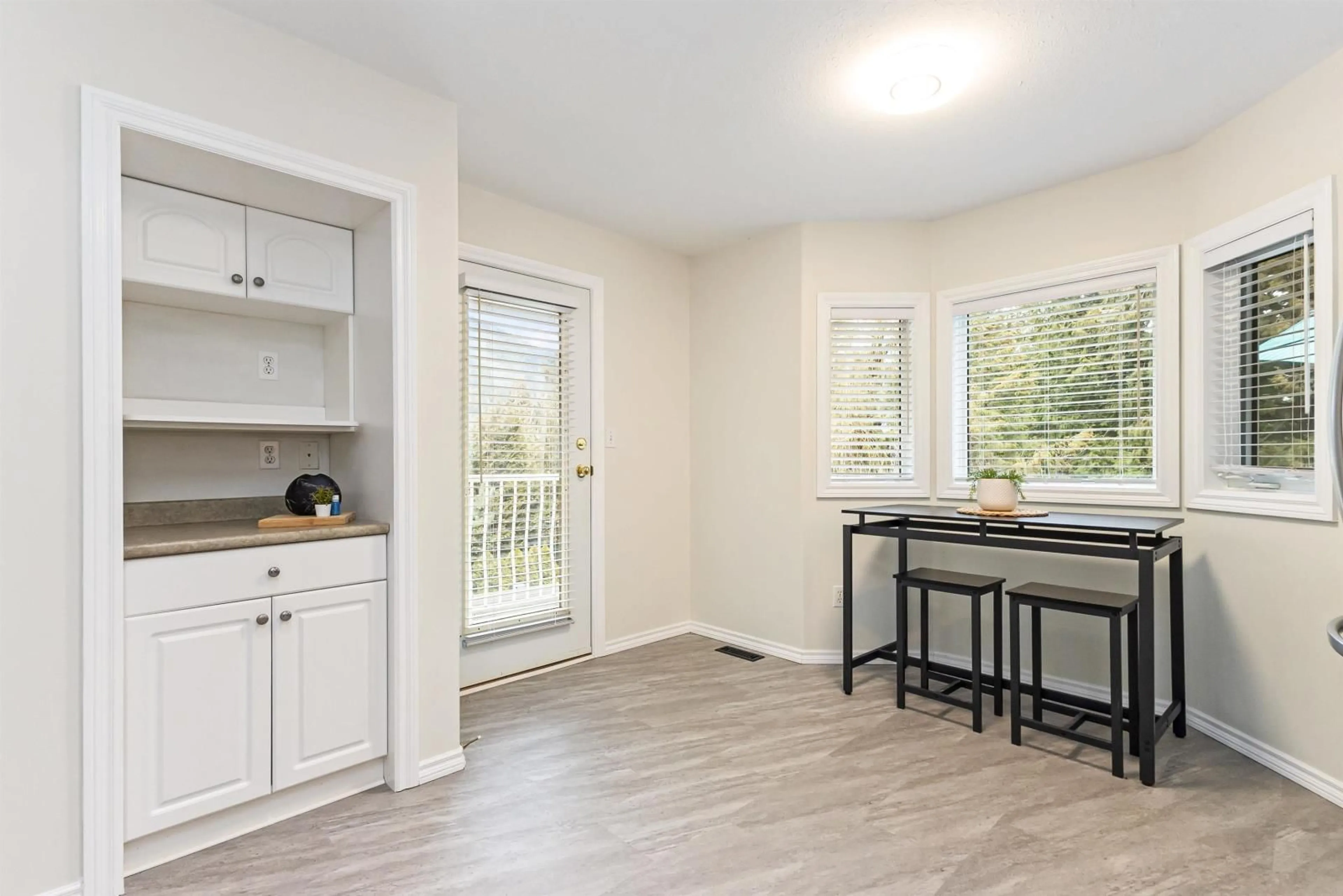 Open concept kitchen, wood/laminate floor for 521 DRIFTWOOD AVENUE|Harrison Hot Spring, Harrison Hot Springs British Columbia V0M1K0