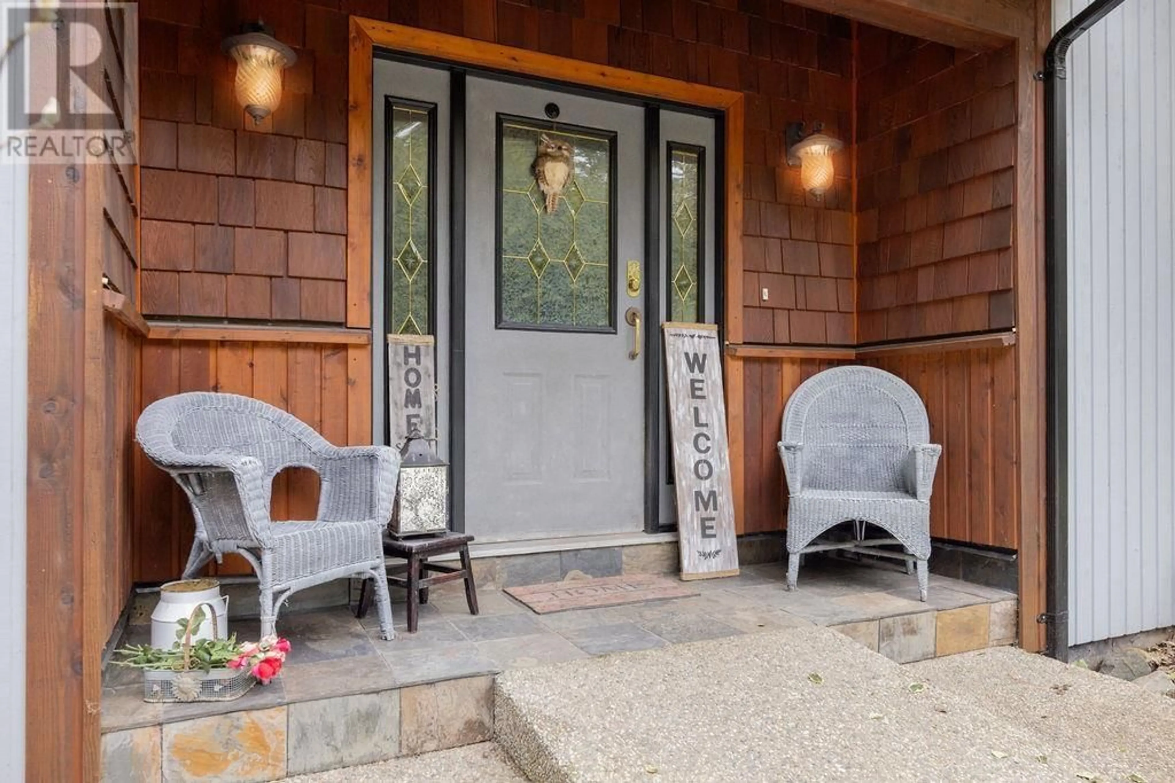 Indoor entryway for 8099 NORTHWOOD ROAD, Halfmoon Bay British Columbia V7Z1A8