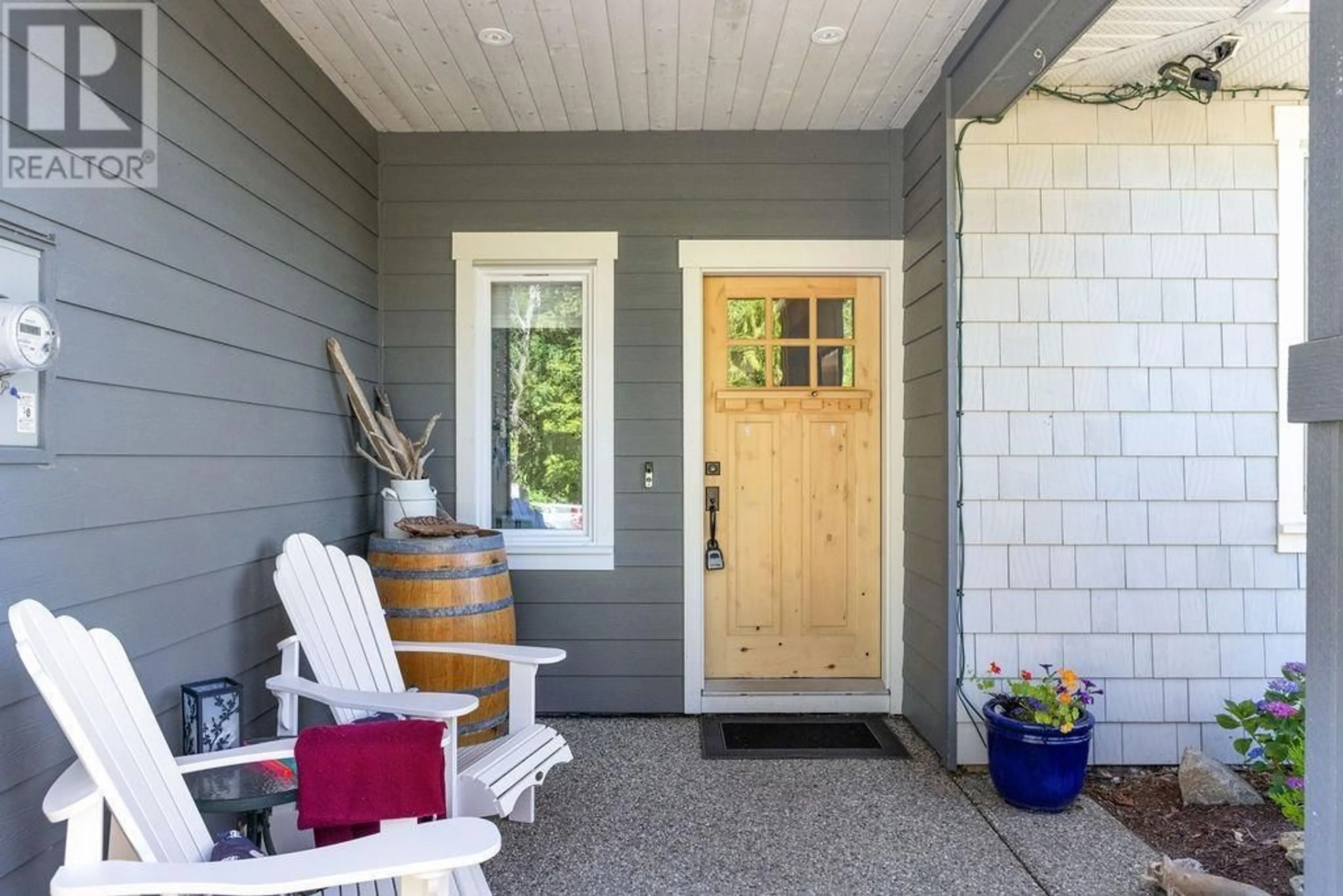 Indoor entryway for 5458 MCCOURT ROAD, Sechelt British Columbia V7Z0N6