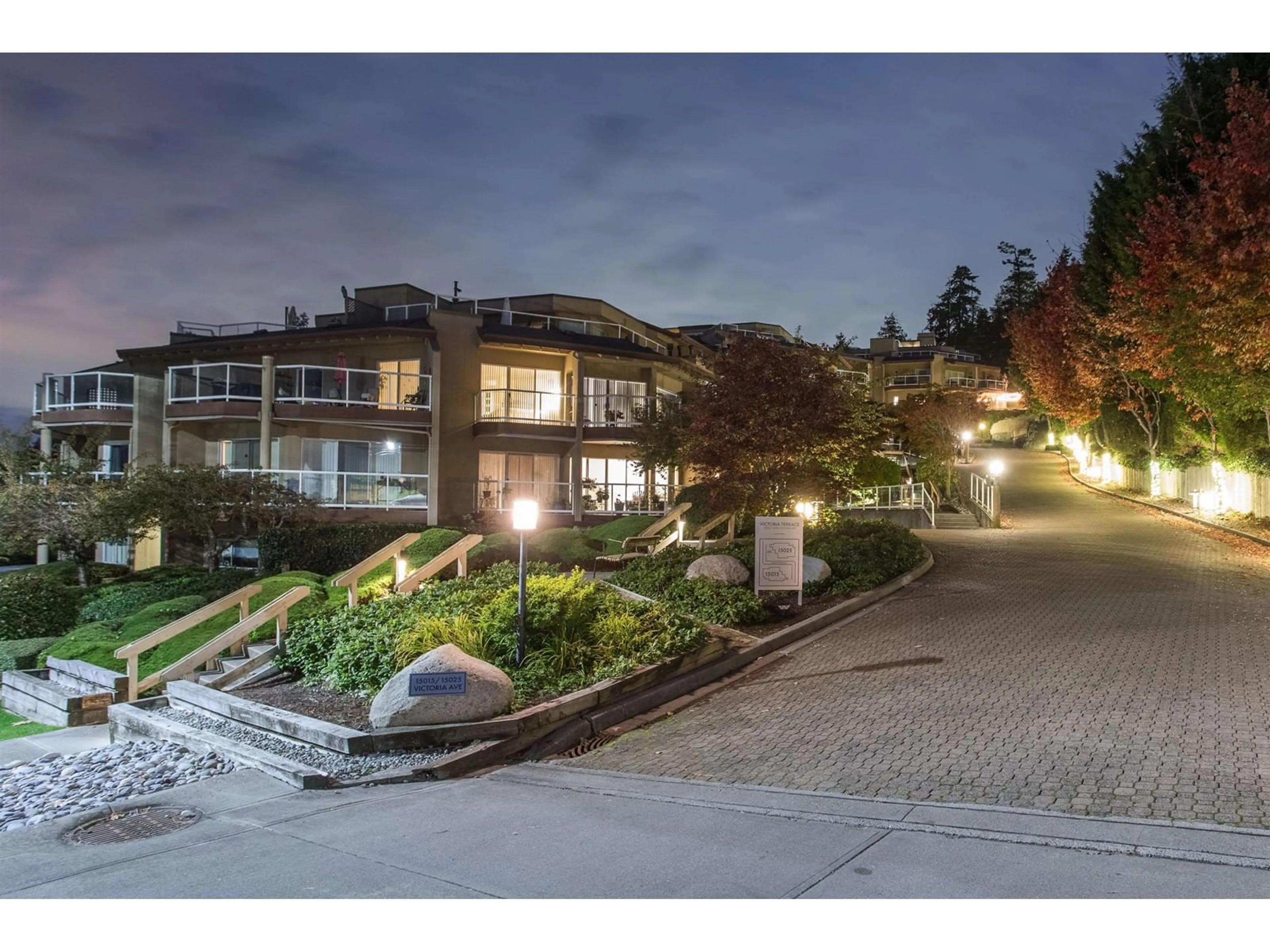 A pic from outside/outdoor area/front of a property/back of a property/a pic from drone, street for 503 15025 VICTORIA AVENUE, White Rock British Columbia V4B1G2